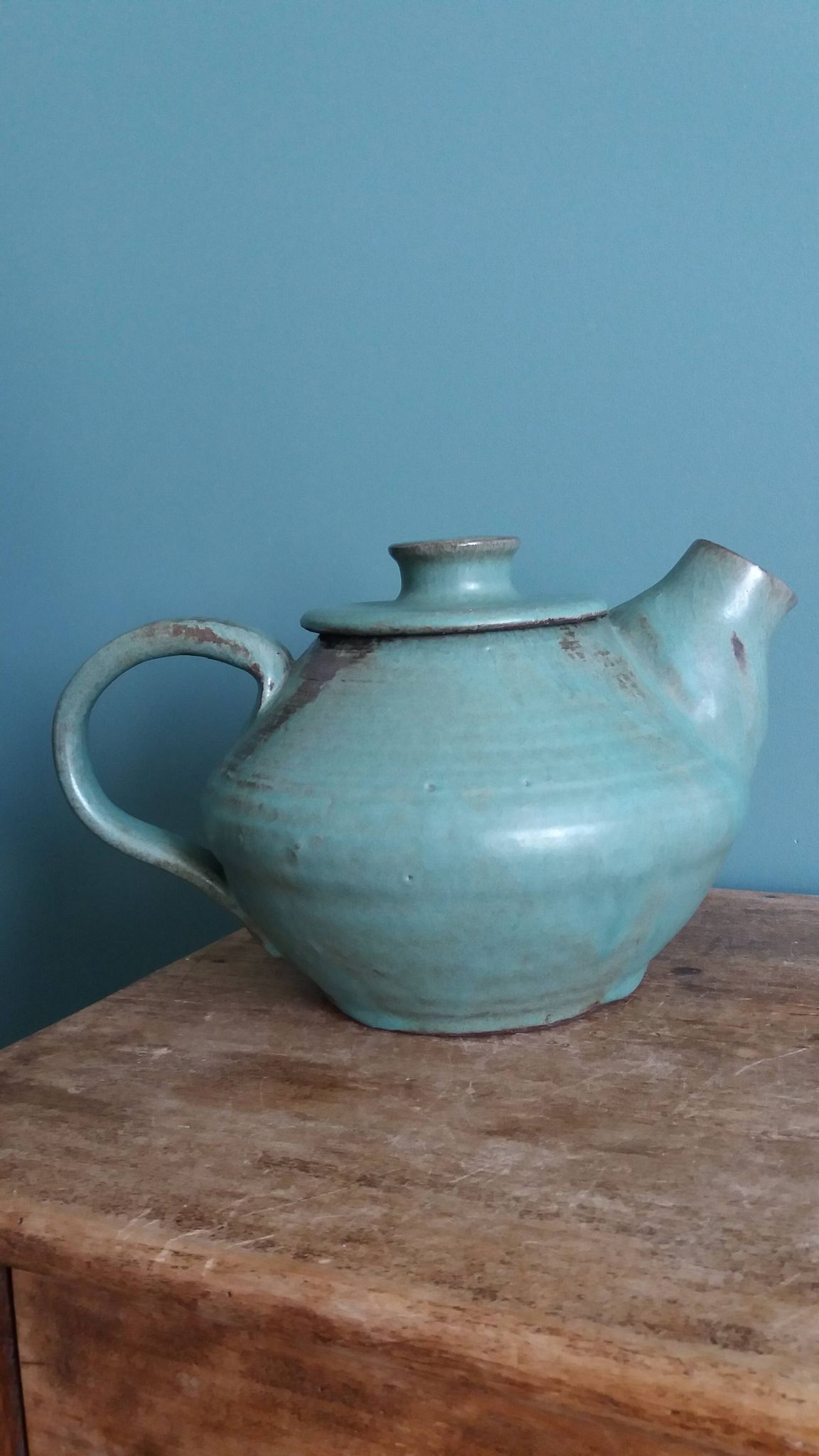 Théière artisanale en grès chamotté émaillé vert de gris signée