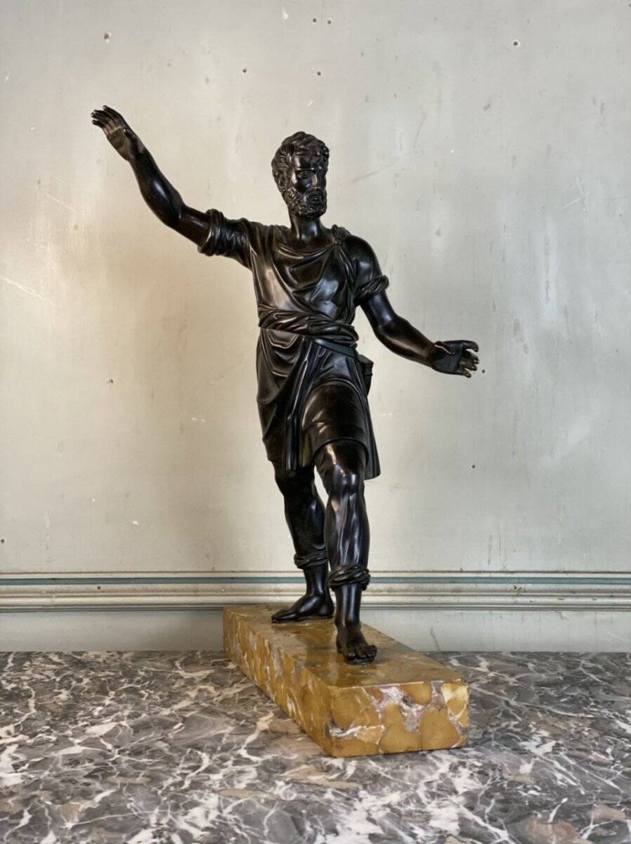 Bonze patine noire, homme barbu debout, dans l’esprit de l’antique, XIXème siècle