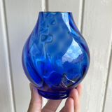 Vase en verre rond bleu cobalt avec nervures, verre semi-translucide soufflé à la main