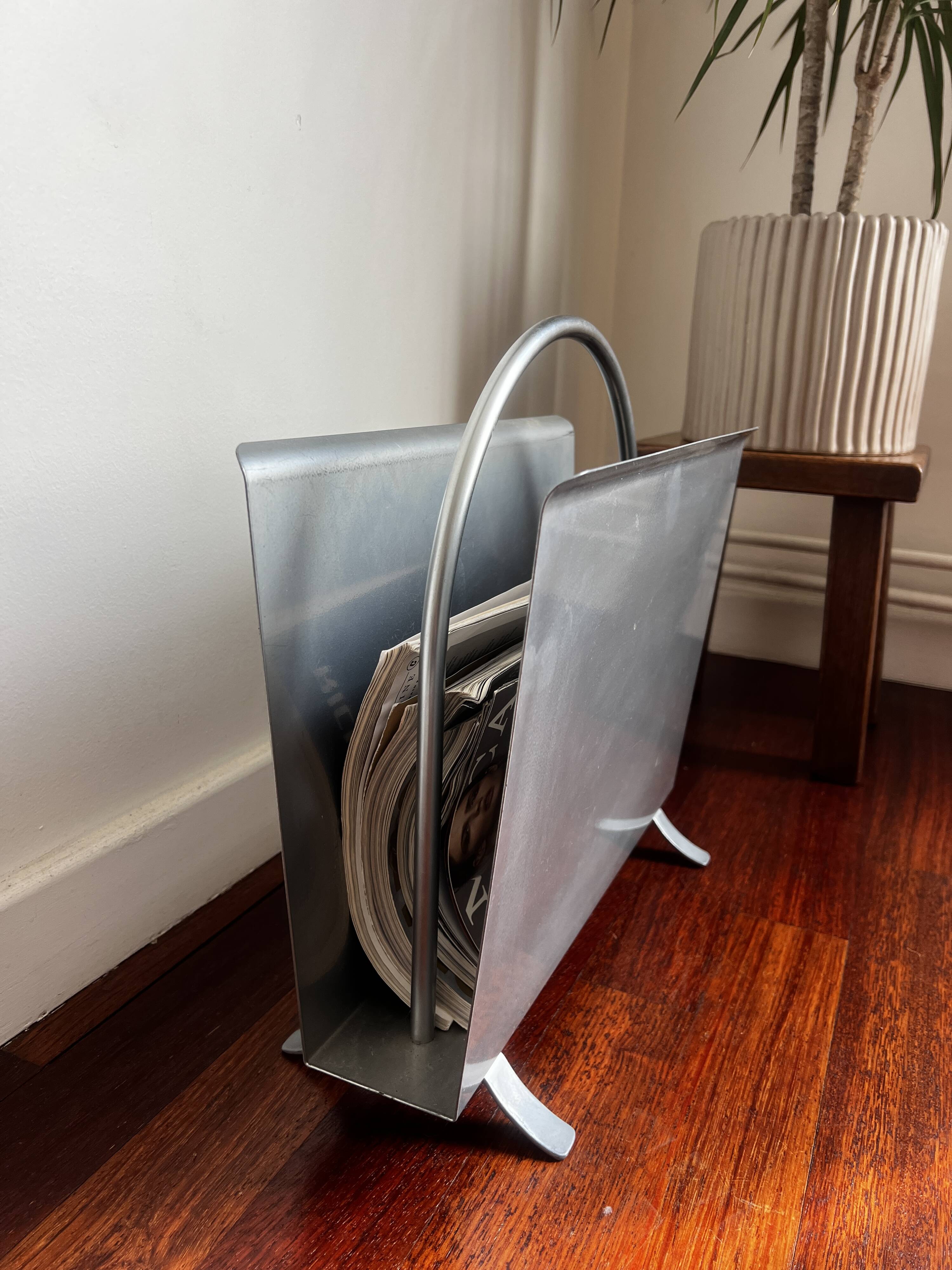 Designer magazine rack by W.H. Gispen - modernist metal / Bauhaus