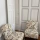 Paire de chauffeuses — tissu chinoiserie oiseaux exotiques