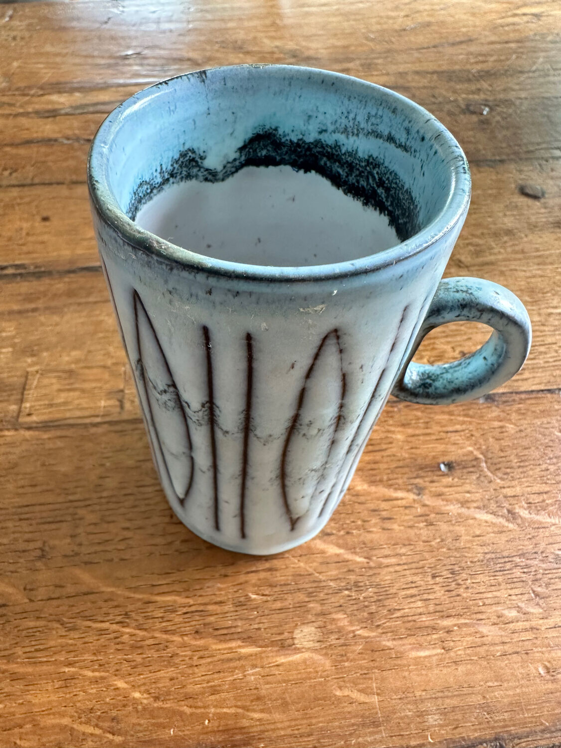 Ceramic mug from the 50s with incised decoration; Jacques Pouchain for Dieulefit workshop. Signature on reverse.
