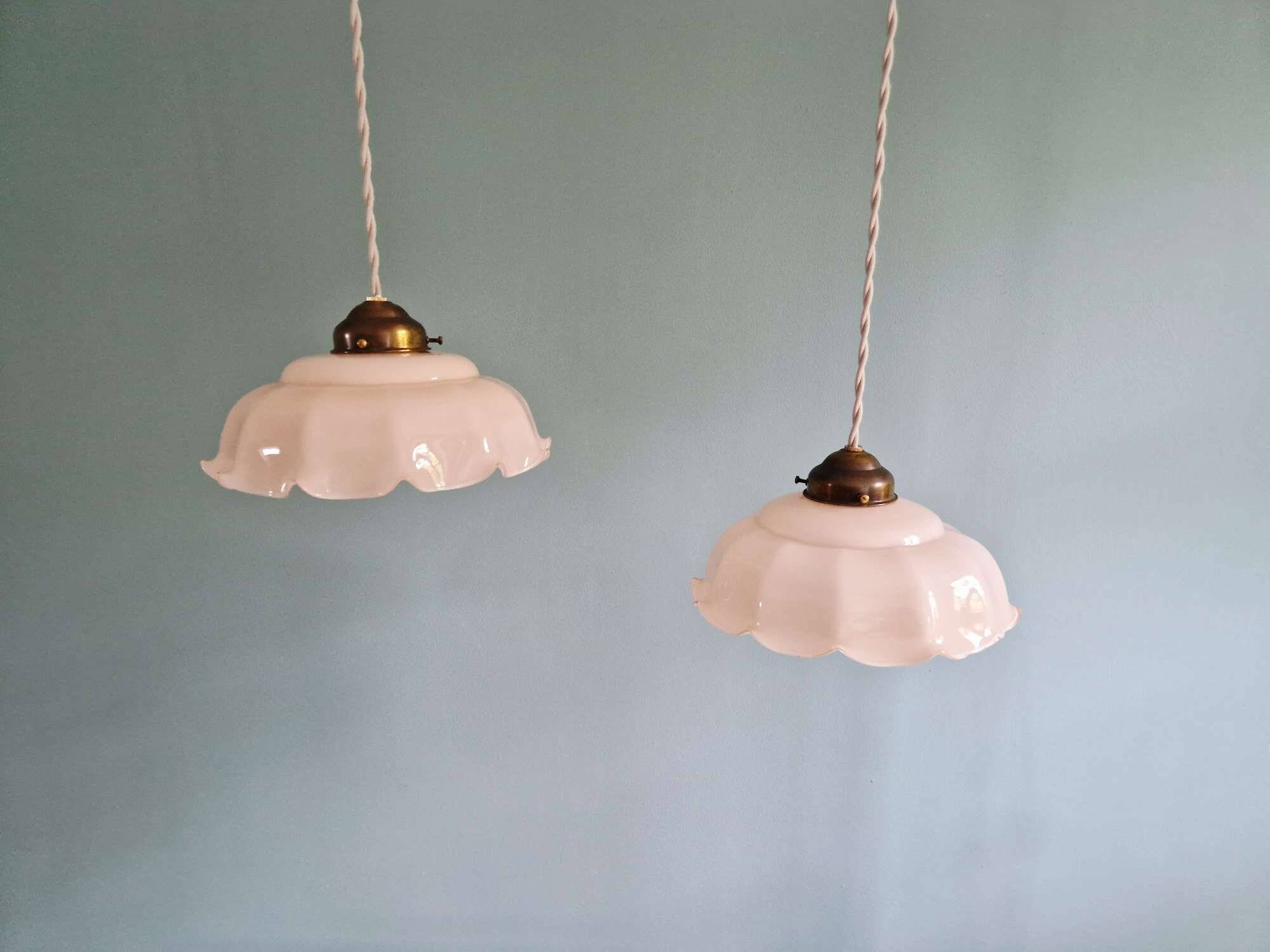 Duo de suspensions en opaline festonnée rose, années 1920-30