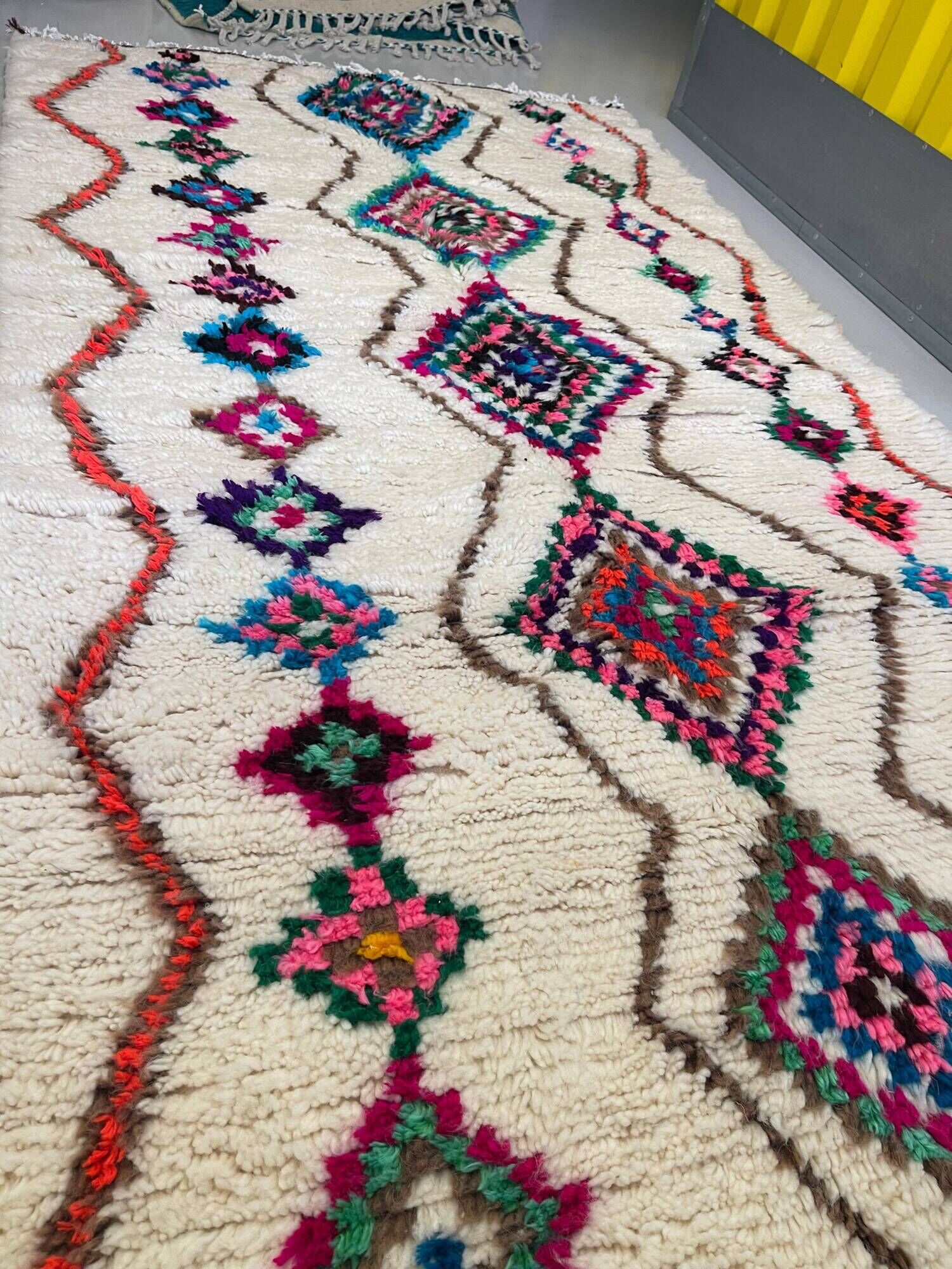 Moroccan Berber rug in cream wool with multicoloured diamonds – 250 × 147 cm
