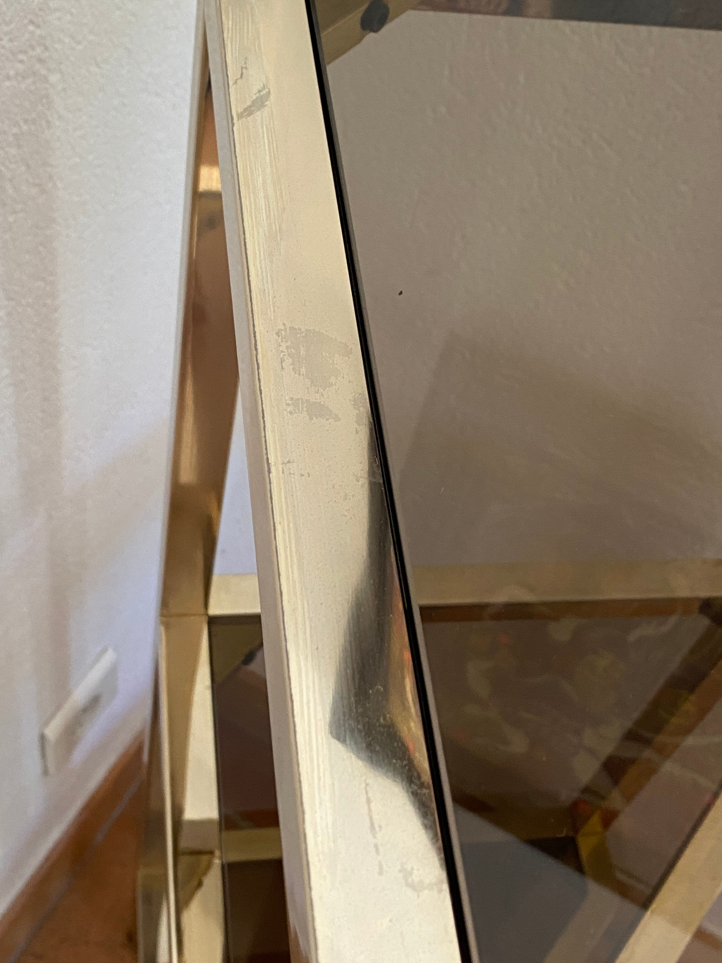 Console d’angle en laiton et verre fumés
