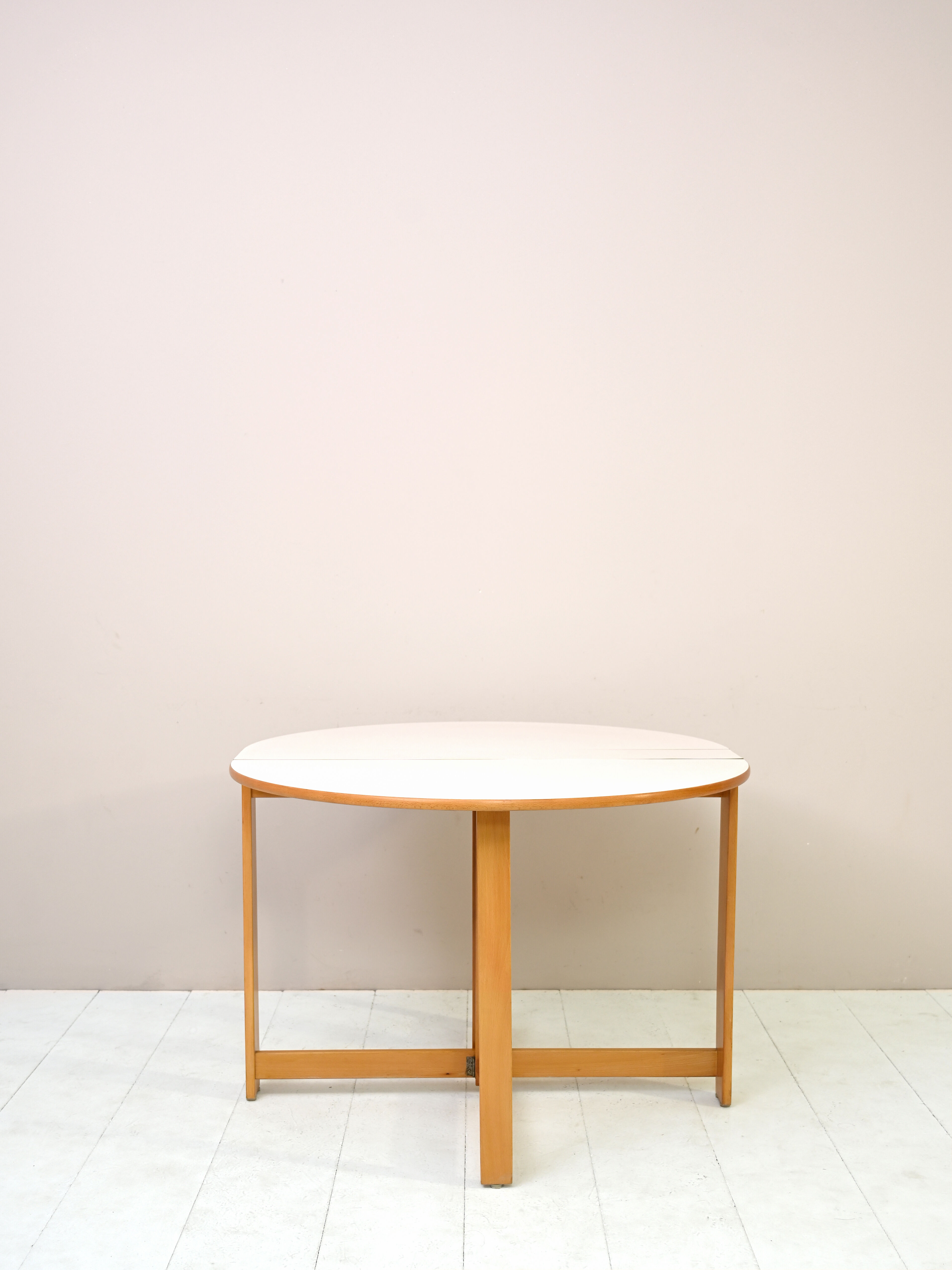 White round table with wings