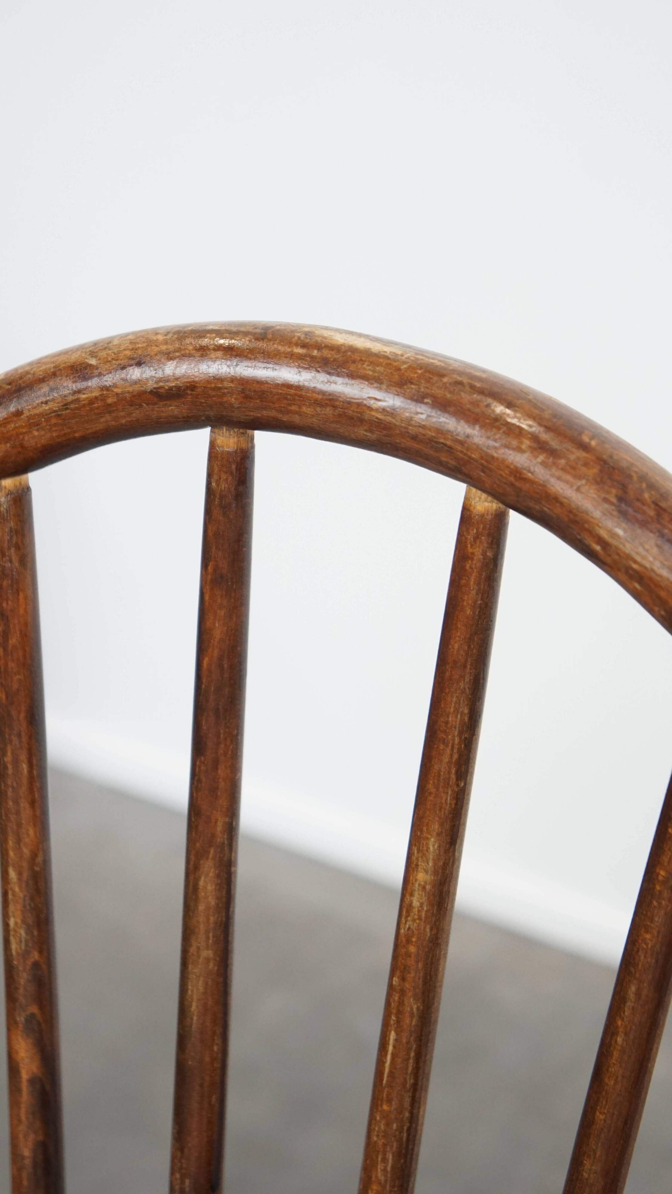 Ensemble de 8 chaises Windsor vintage en bois à dossier fuseau des années 1970