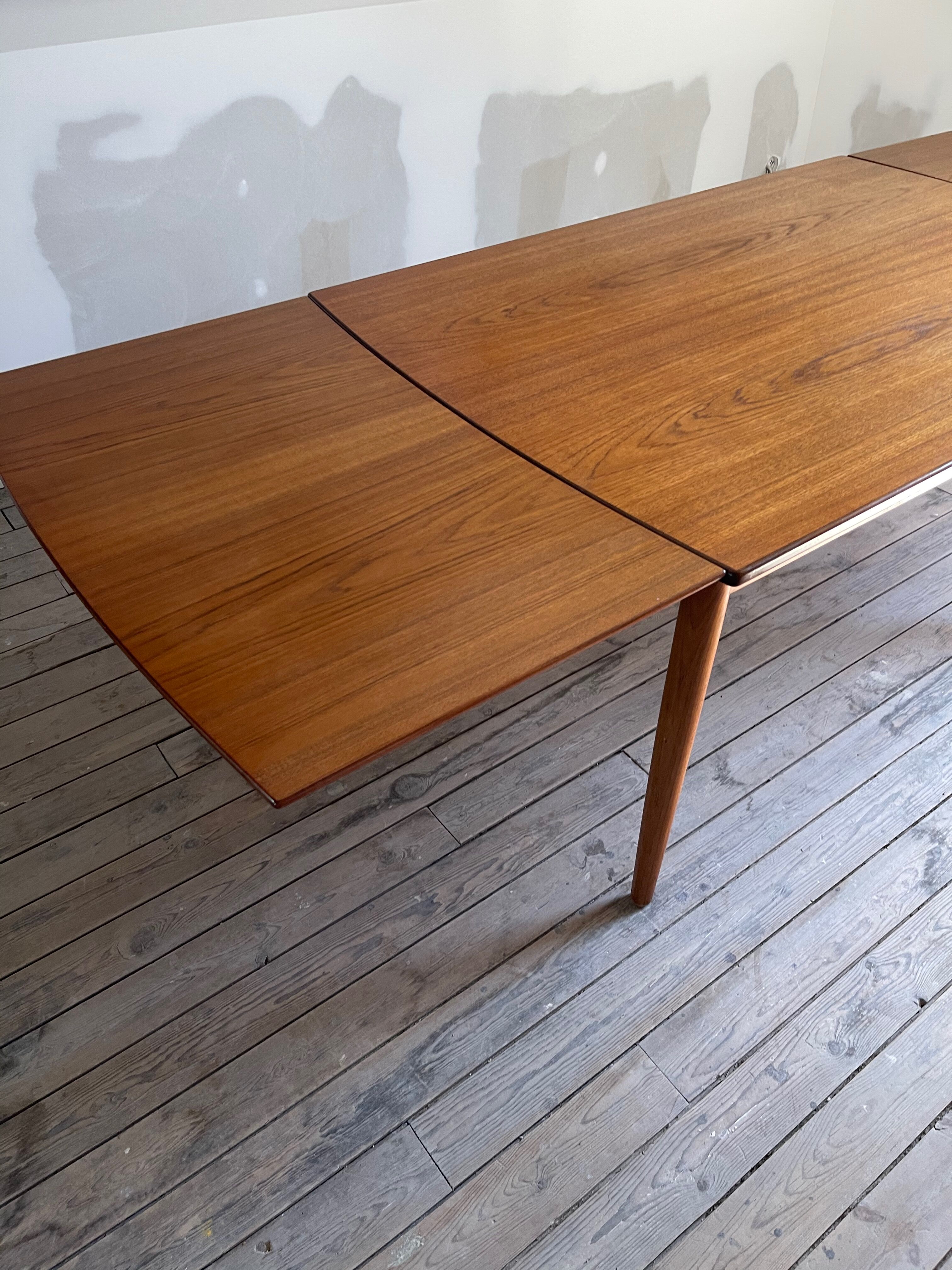 Scandinavian table in tack