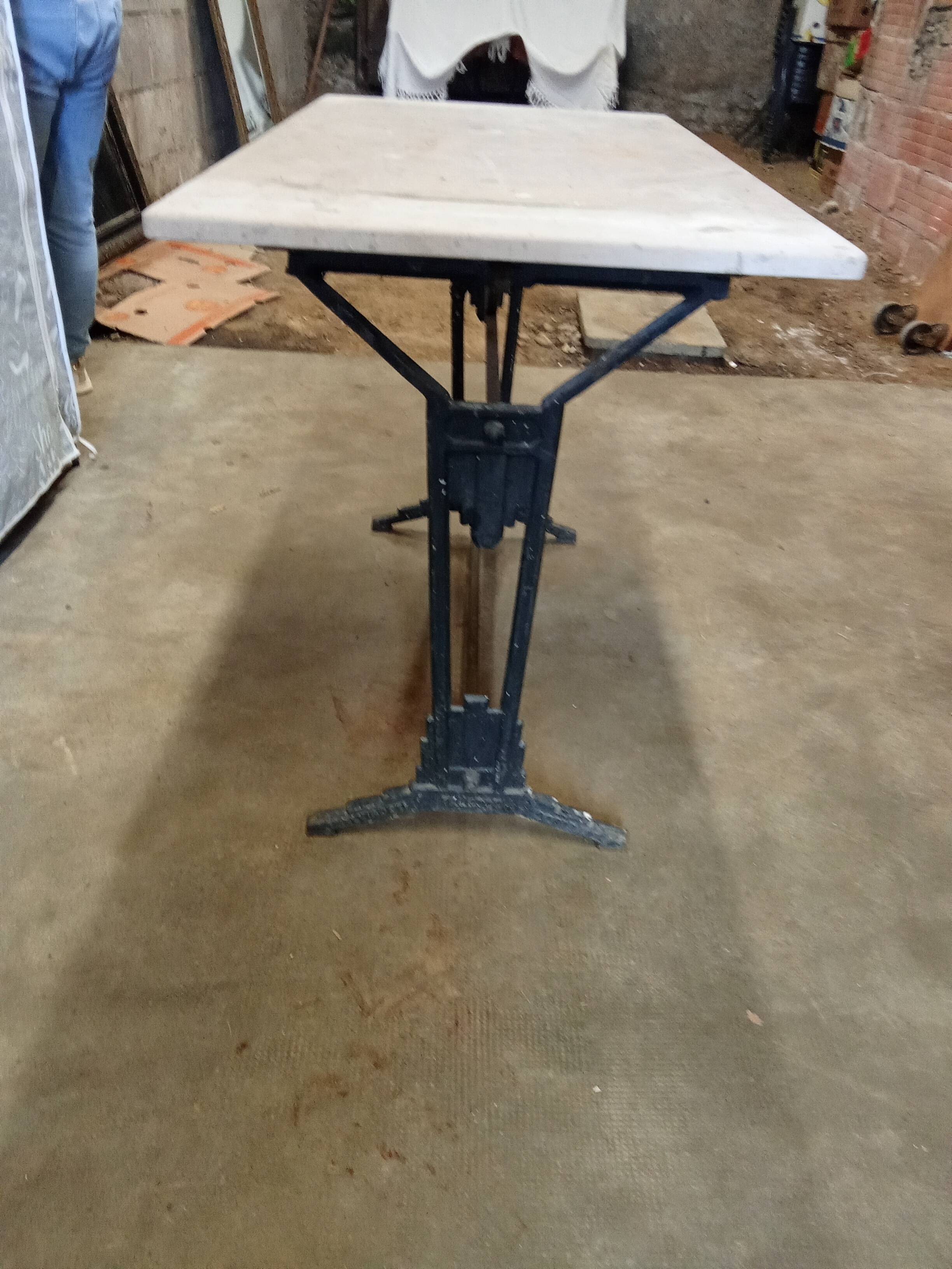Antique bistro table in cast iron and marble.