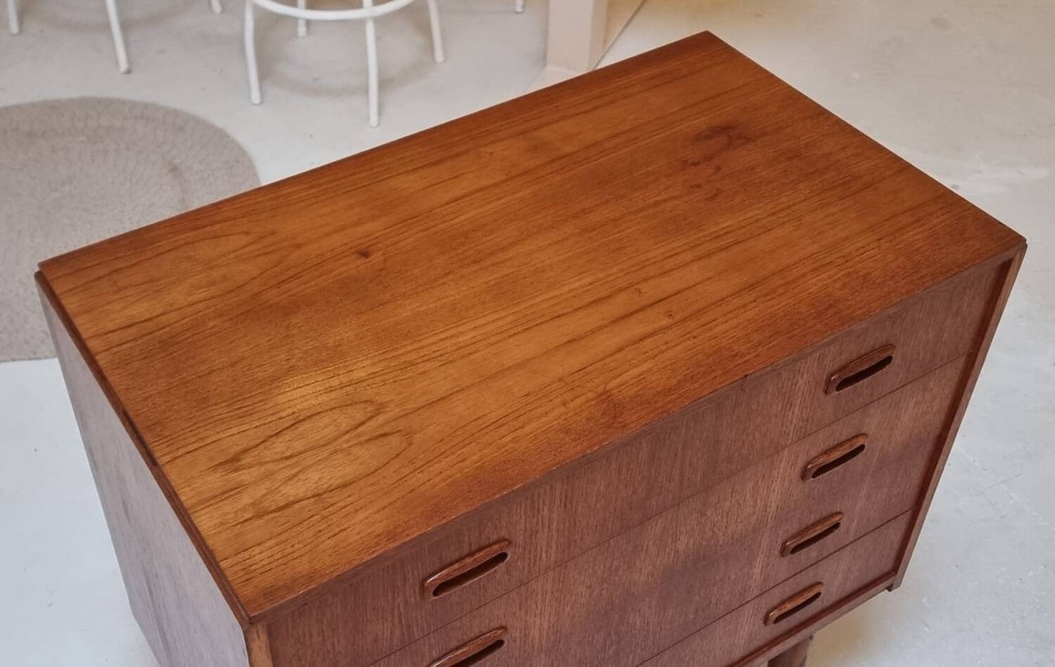 Commode à tiroirs du milieu du siècle