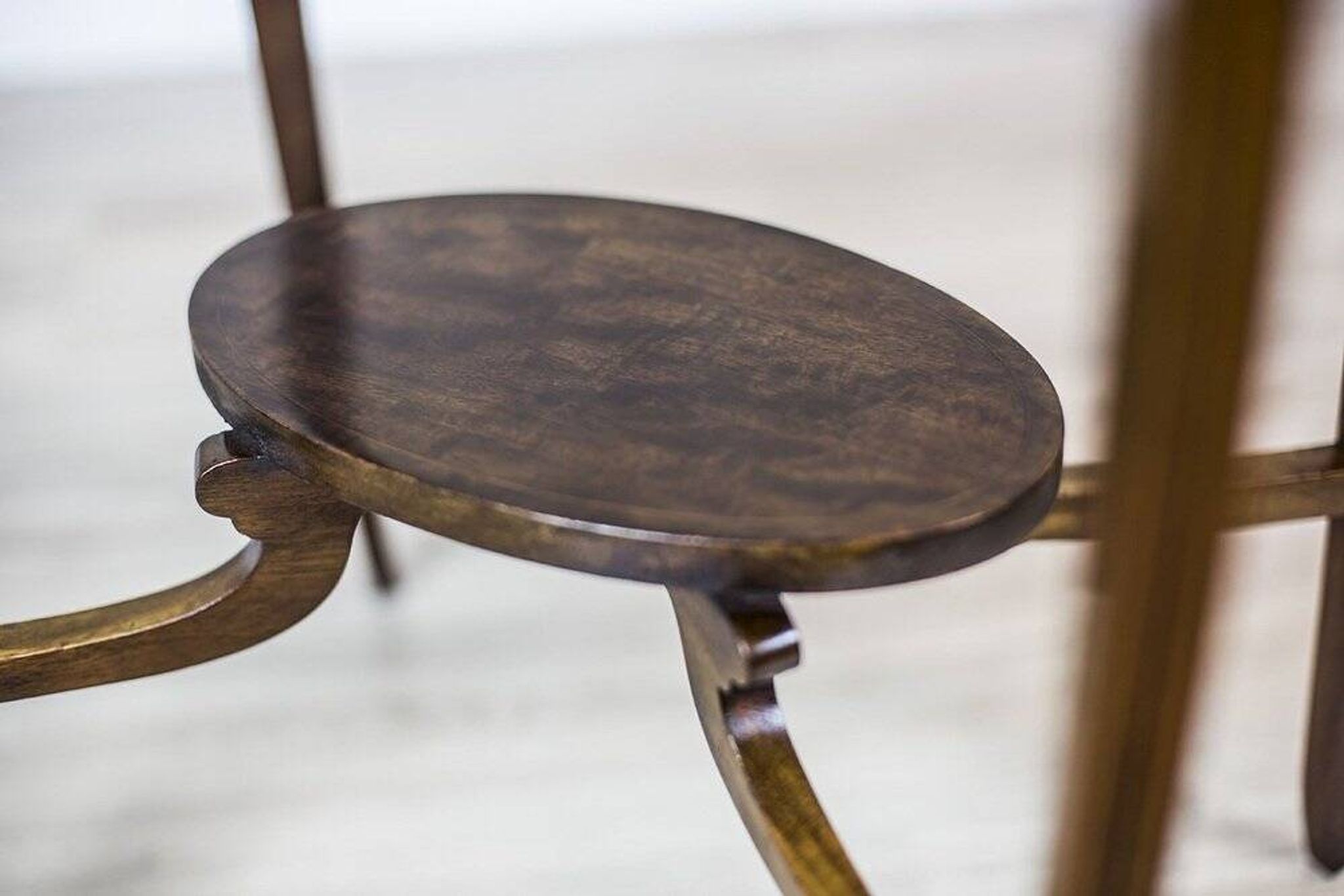 Table d'appoint ovale du 19ème siècle