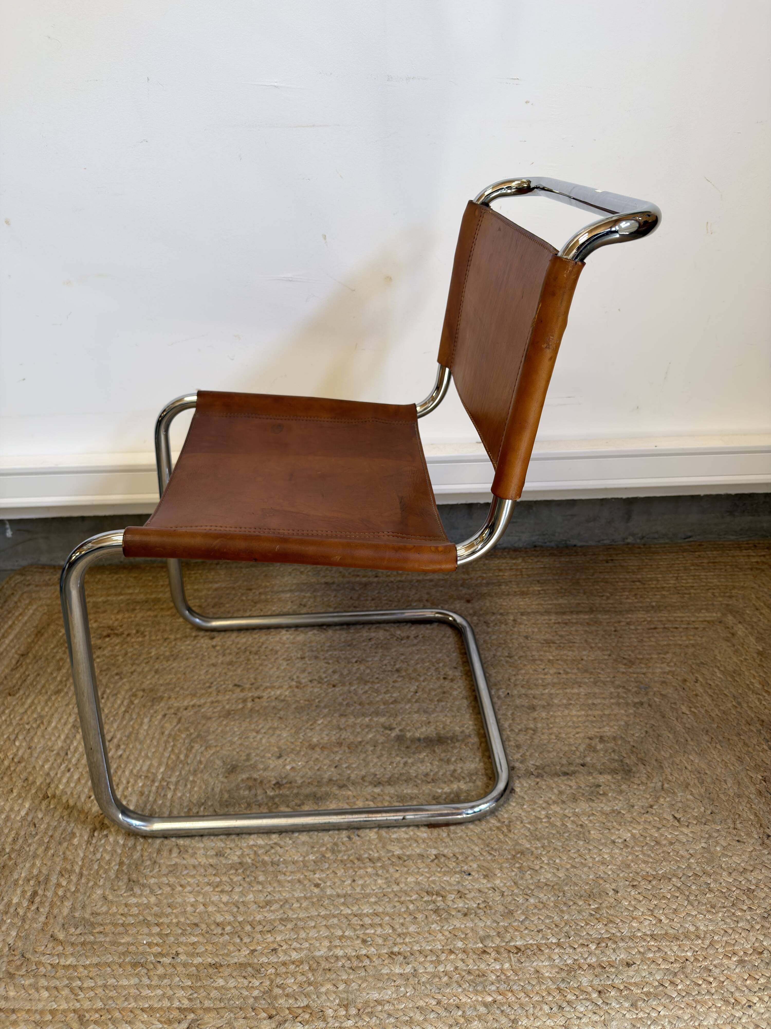 Chaise cantilever en cuir fauve par Steel Line, années 1980