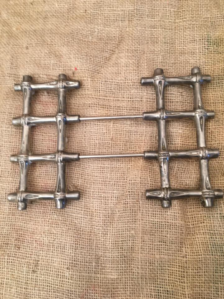 Trivet in finely crafted stretchable metal