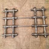 Trivet in finely crafted stretchable metal