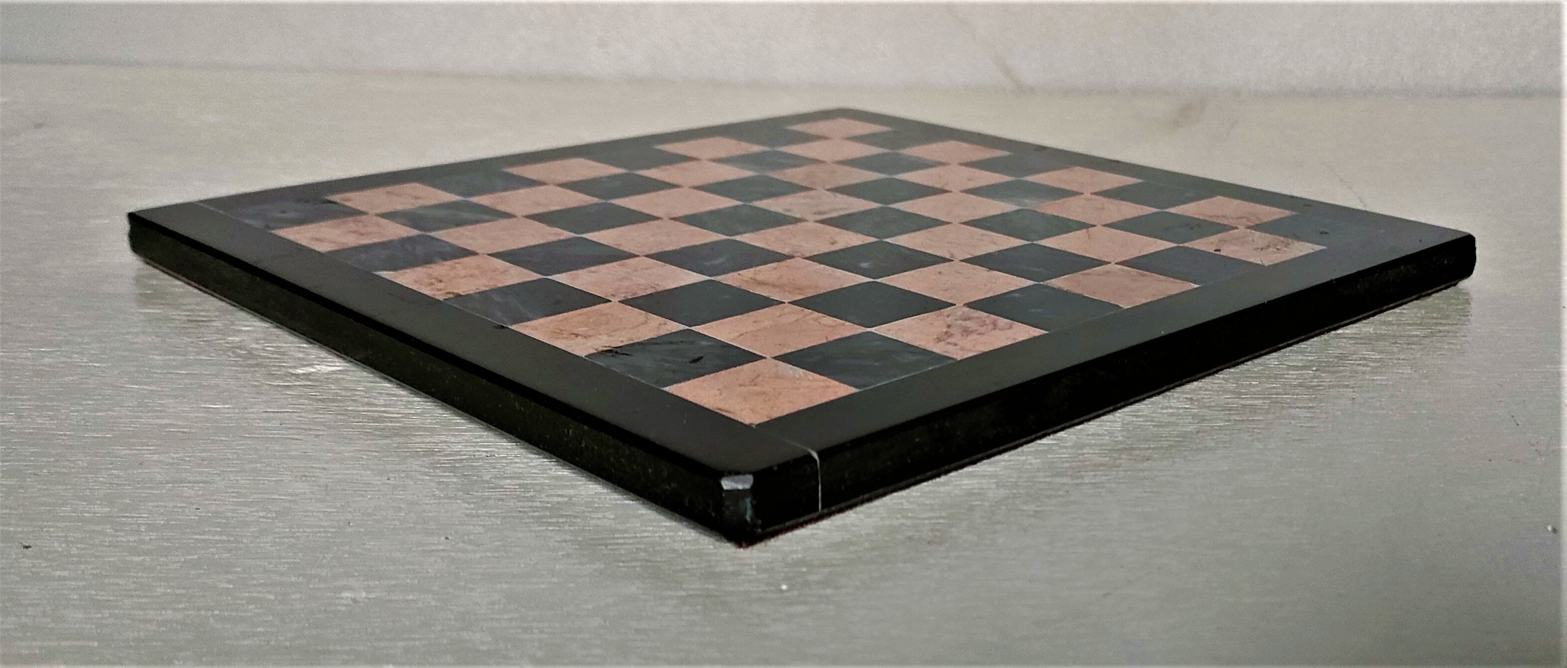 Small chessboard in coral marble and black marble - Italy - Second half of the twentieth century