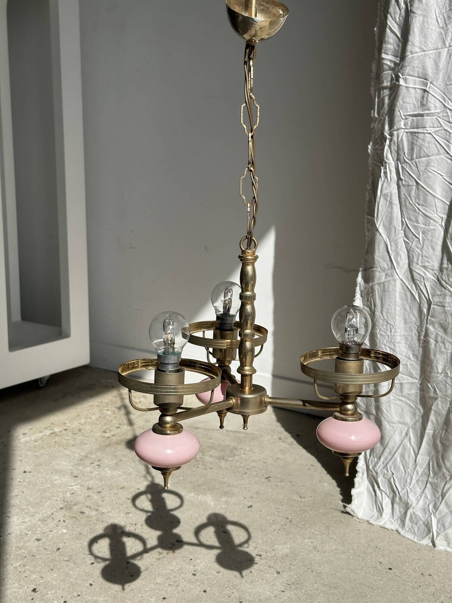 Petit lustre rose et doré à 3 bras de lumières