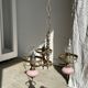 Petit lustre rose et doré à 3 bras de lumières