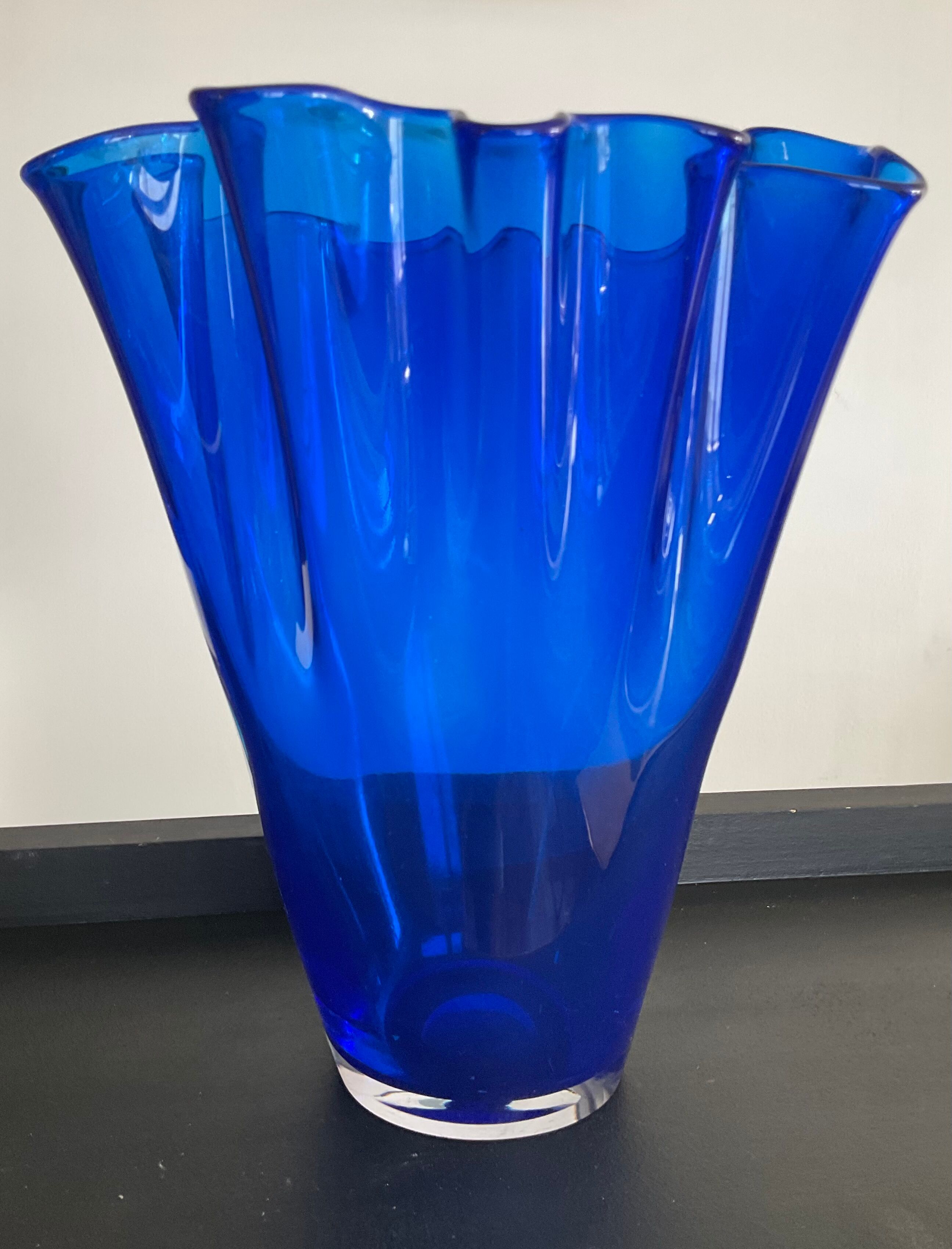 Vintage handkerchief vase made of glass paste