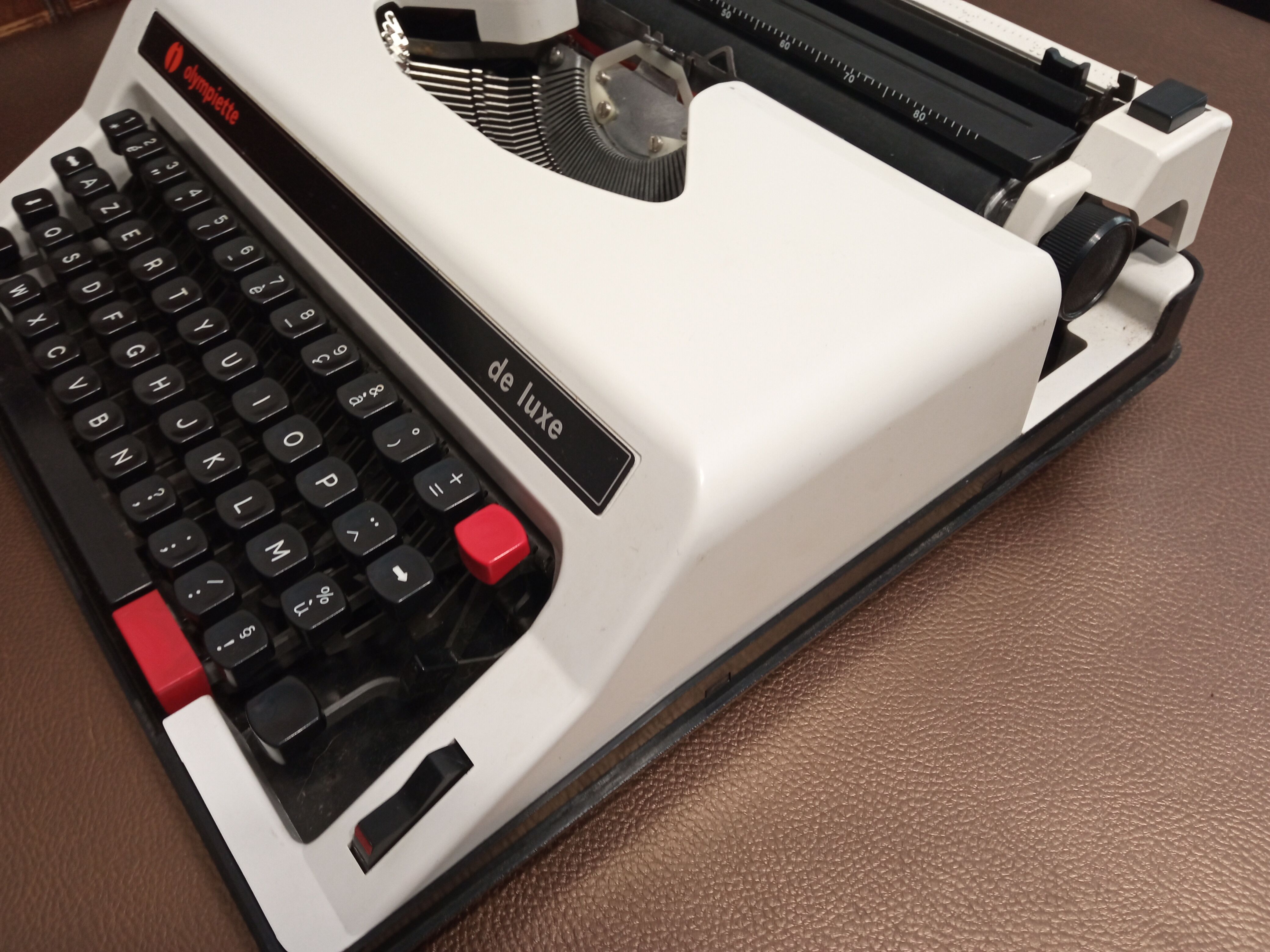 Luxury Olympiette Portable Typewriter White