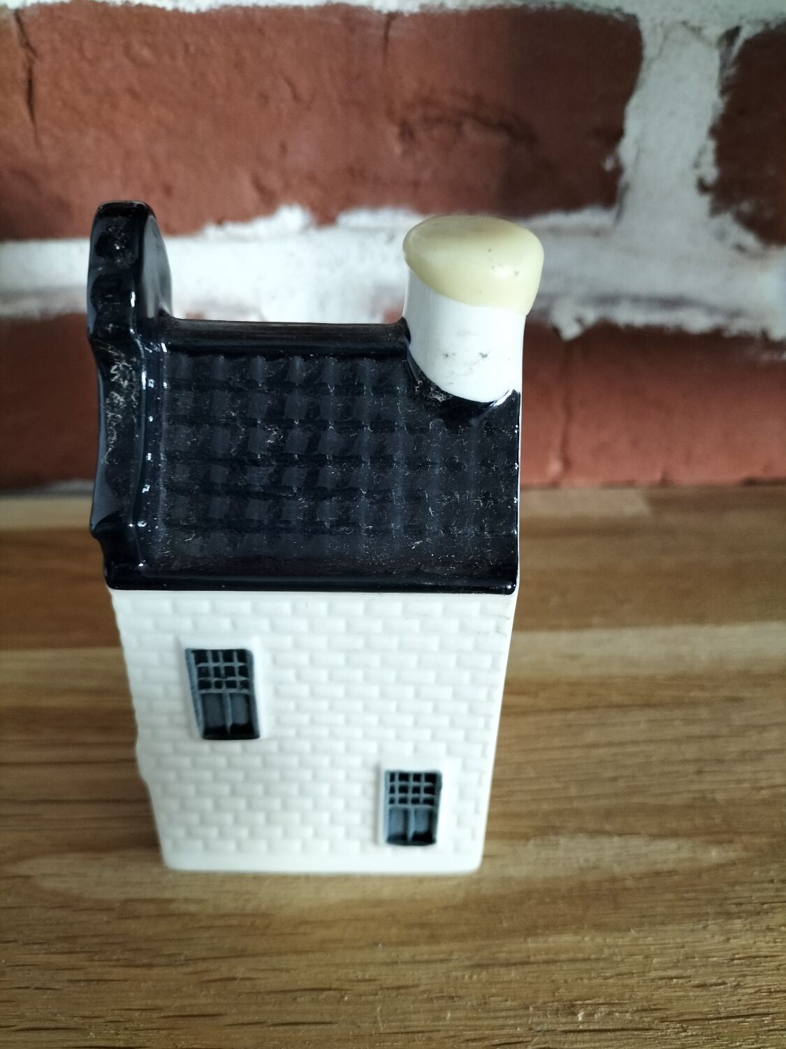 KLM miniature house