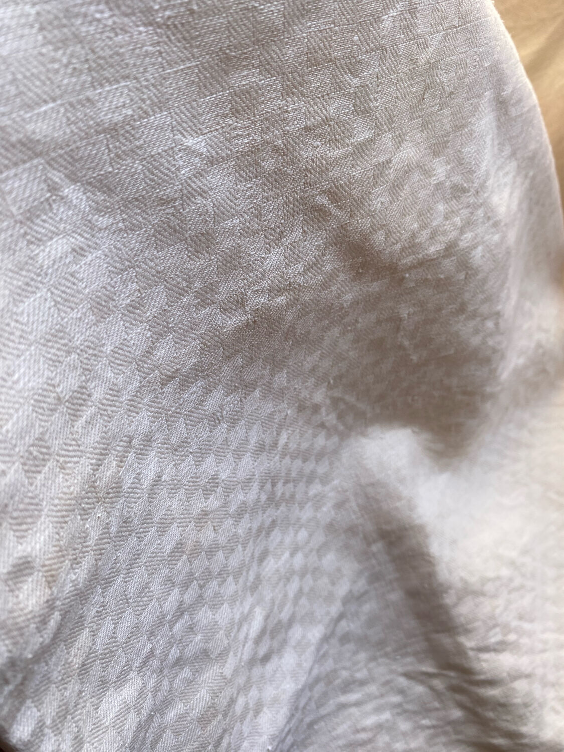 Grande nappe ancienne en coton effet damiers.