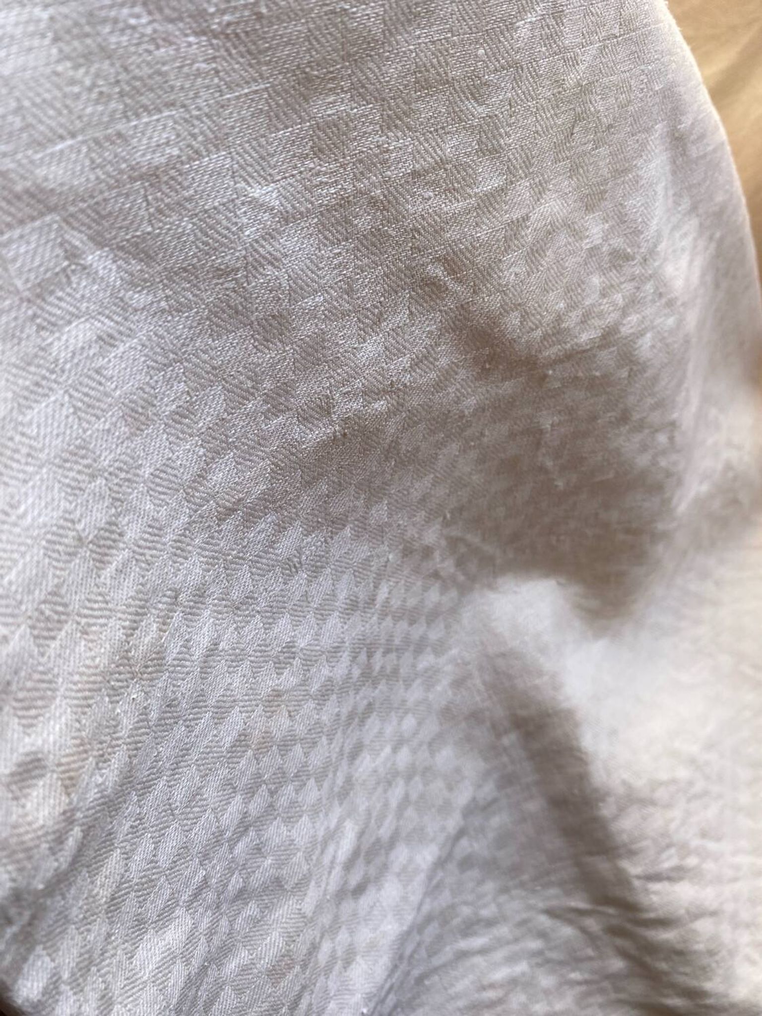 Grande nappe ancienne en coton effet damiers.