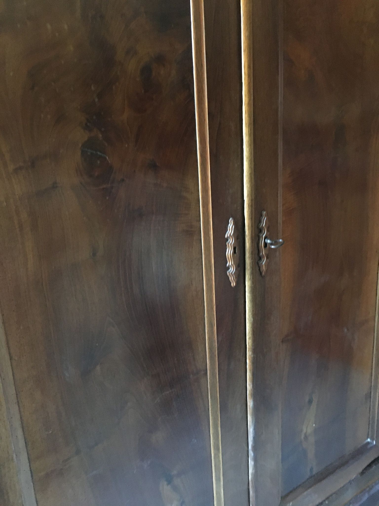 Armoire Louis Philippe en noyer