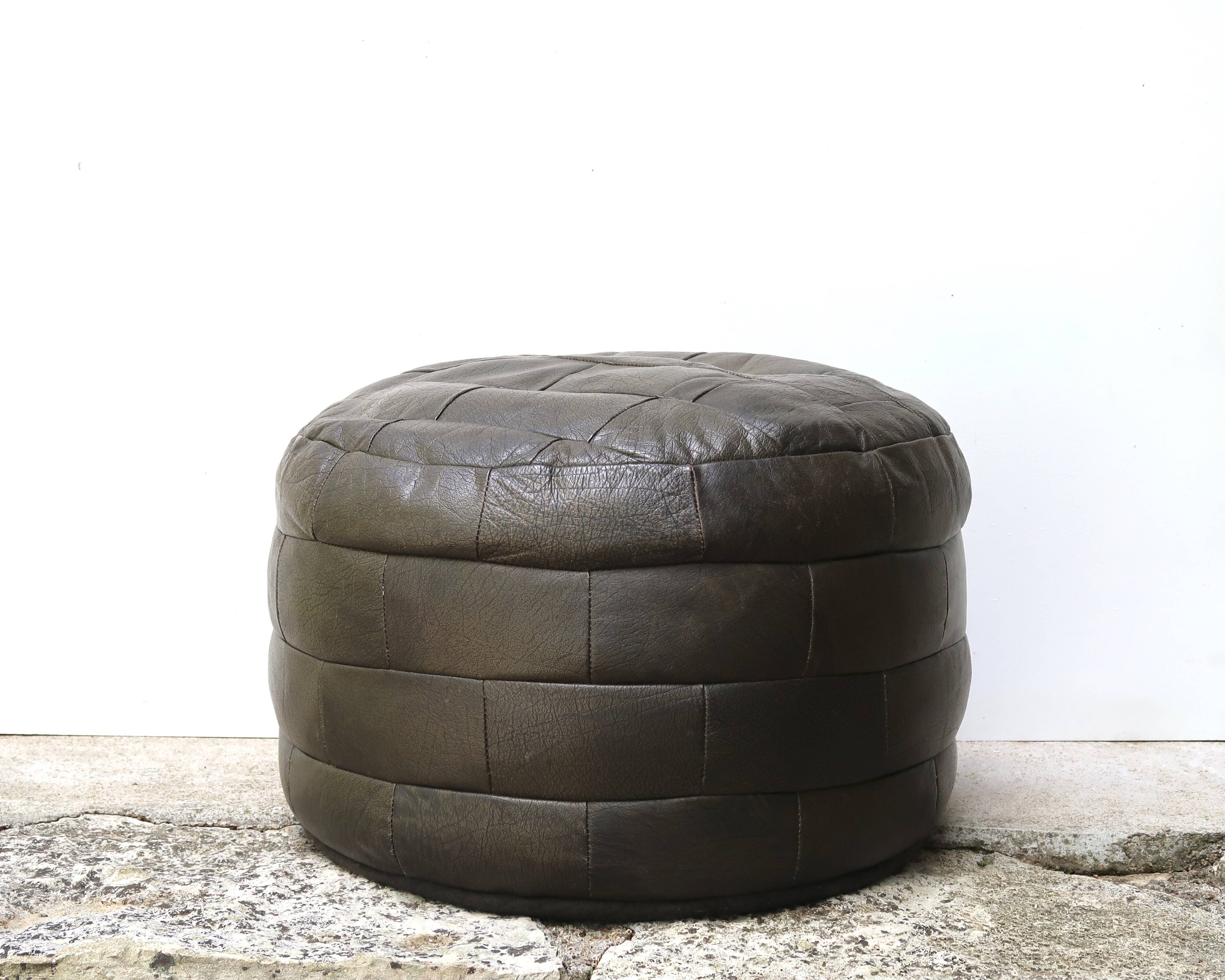 Round De Sede pouf in brown leather patchwork, 1970s.