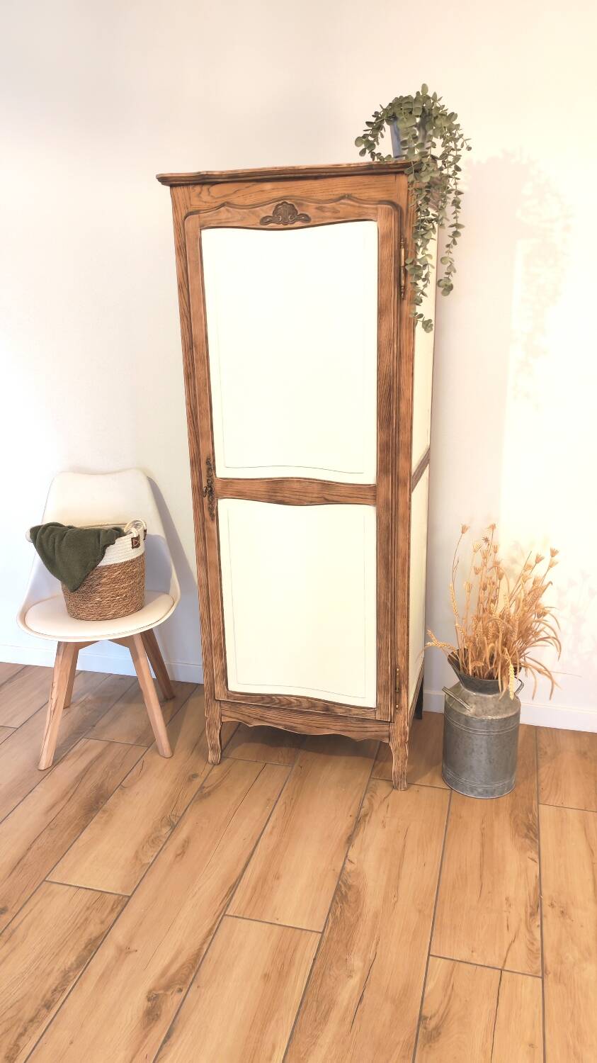 Renovated wooden bonnetière