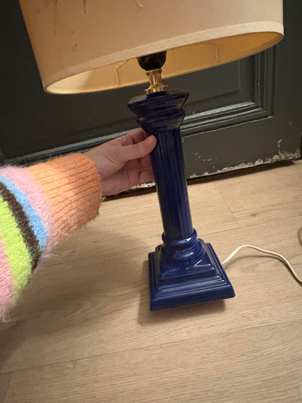 Pied de lampe colonne corinthienne bleu et abat jour fleurs séchées