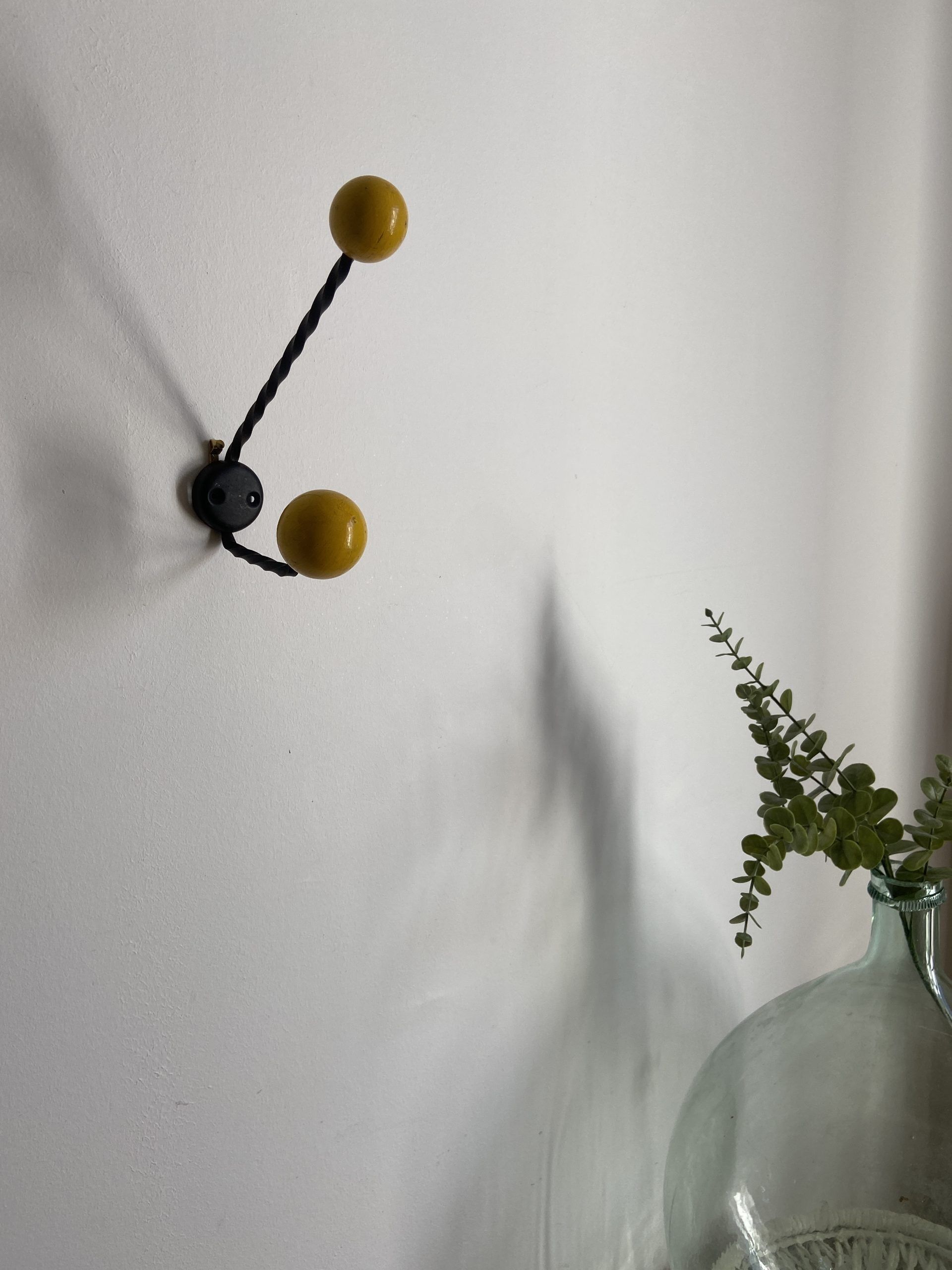 Patère vintage 2 boules en bois jaune