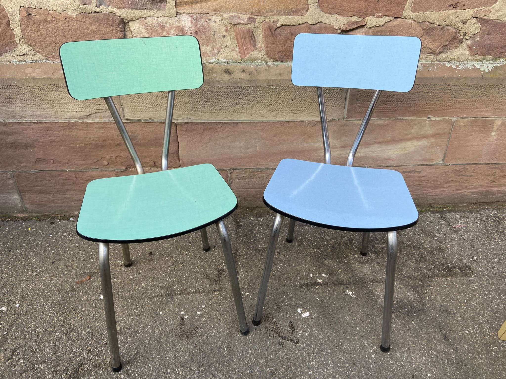 2 chaises en formica dépareillées mid century vintage 1960