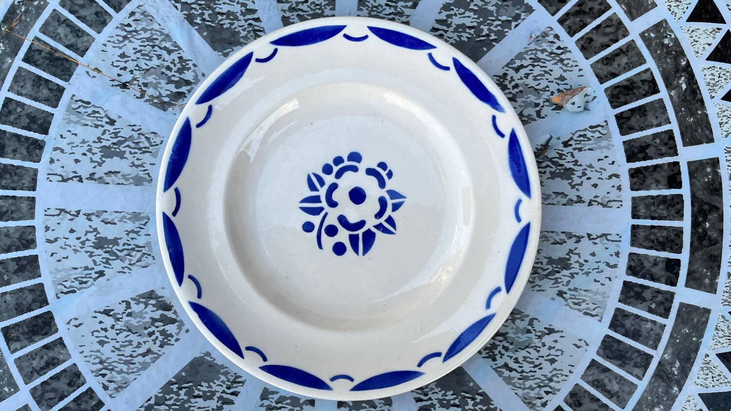 Set of 6 Longwy flat plates