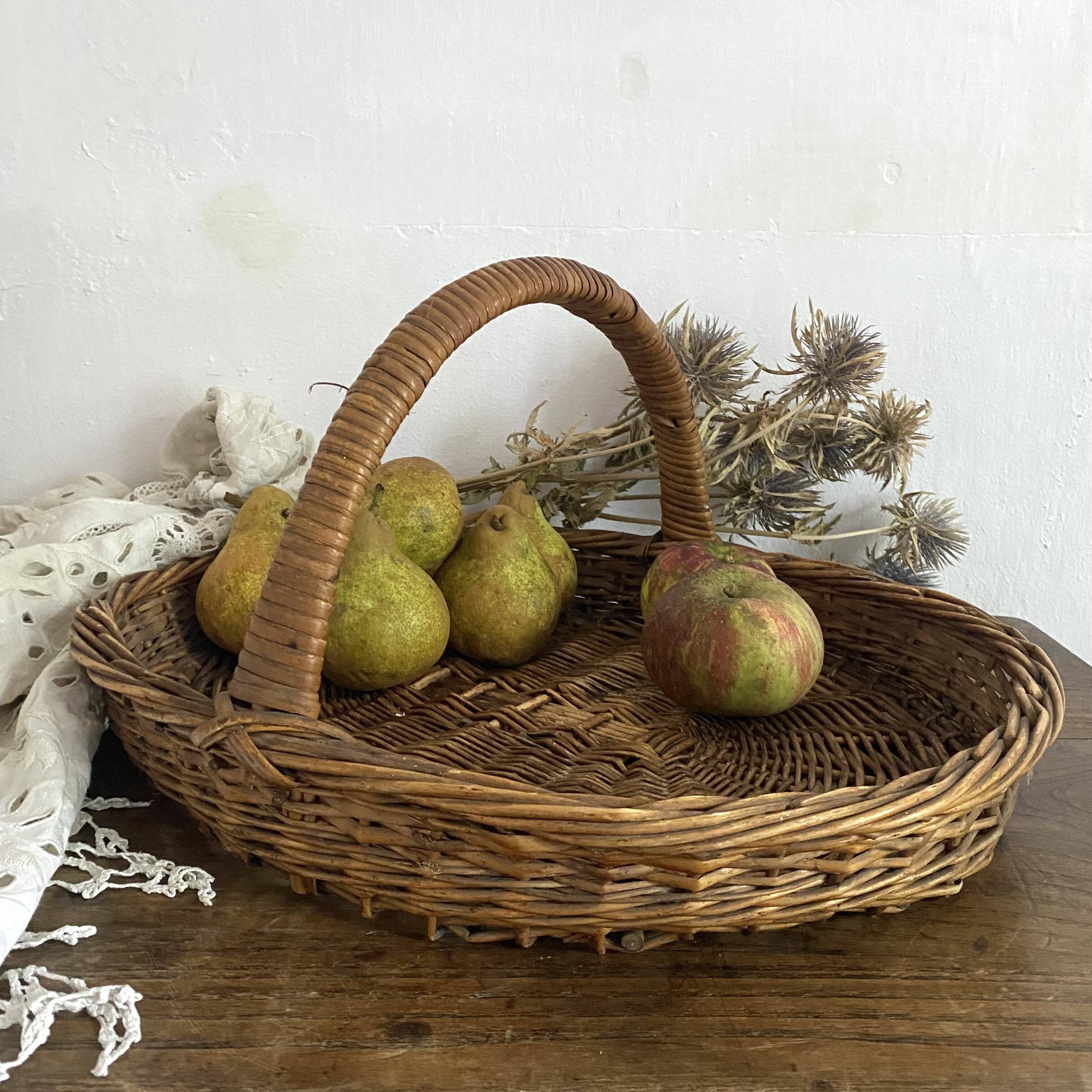 Flat-bottomed woven wicker basket