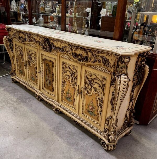 Buffet en enfilade de forme galbée Louis XV vénitien en bois laqué, peint et doré