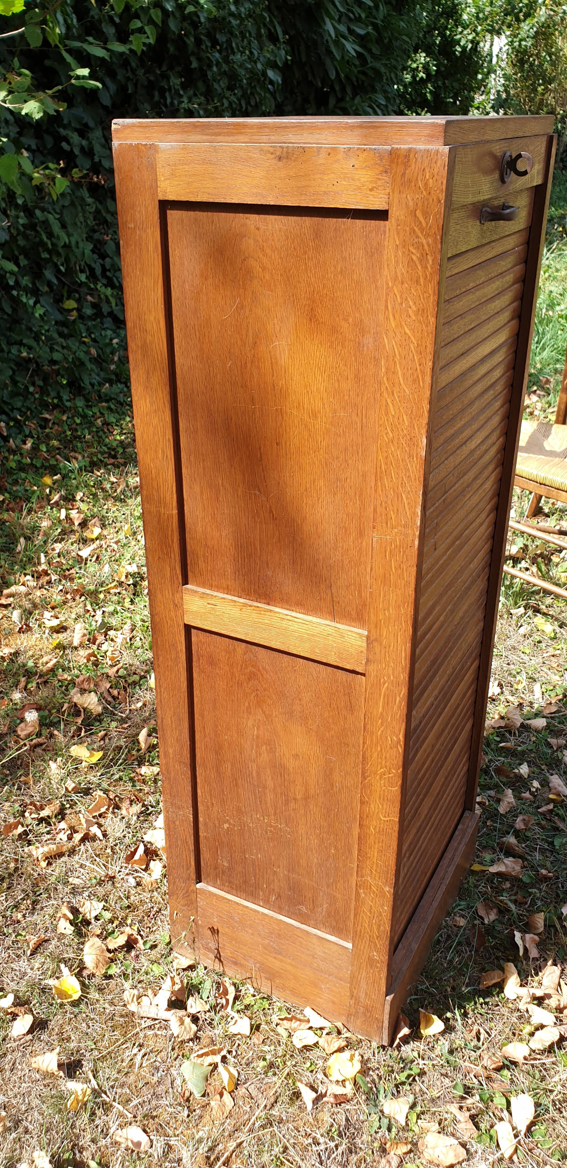 Administrative furniture column