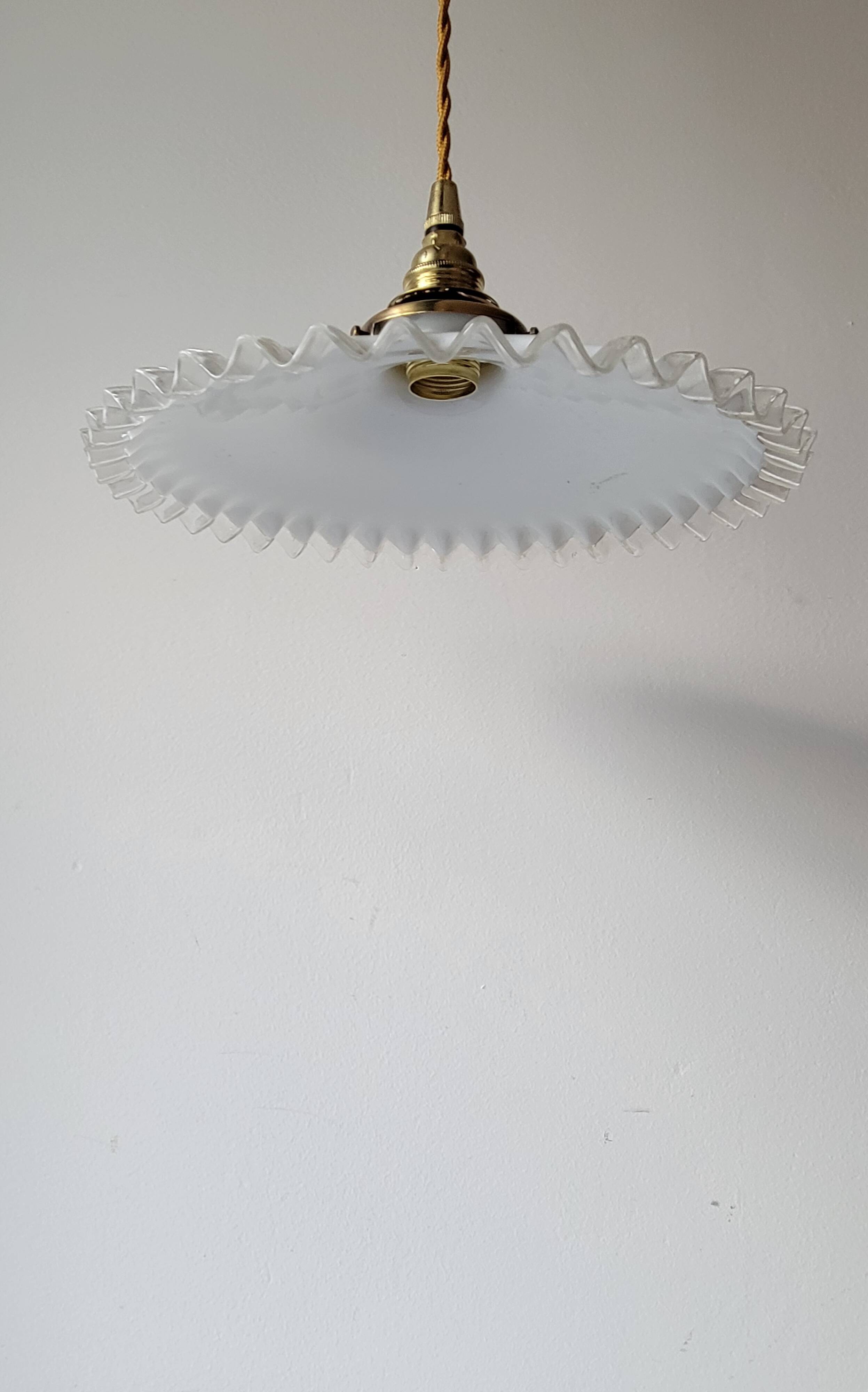 Pendant in serrated opaline