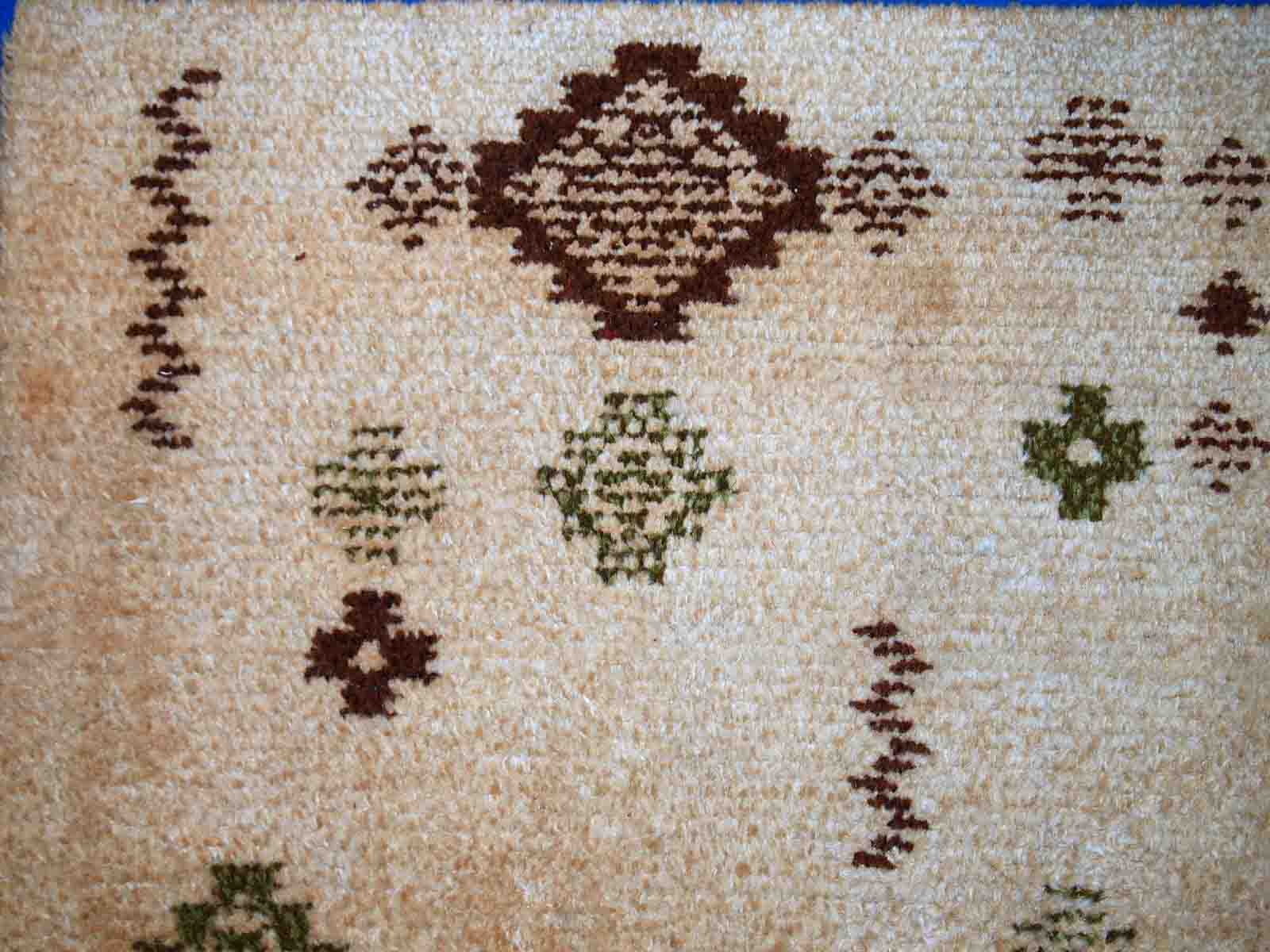 Vintage Moroccan carpet Berber rug style 2.3' x 4.7' (71cm x 145cm) 1970s, 1C758
