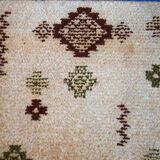 Vintage Moroccan carpet Berber rug style 2.3' x 4.7' (71cm x 145cm) 1970s, 1C758