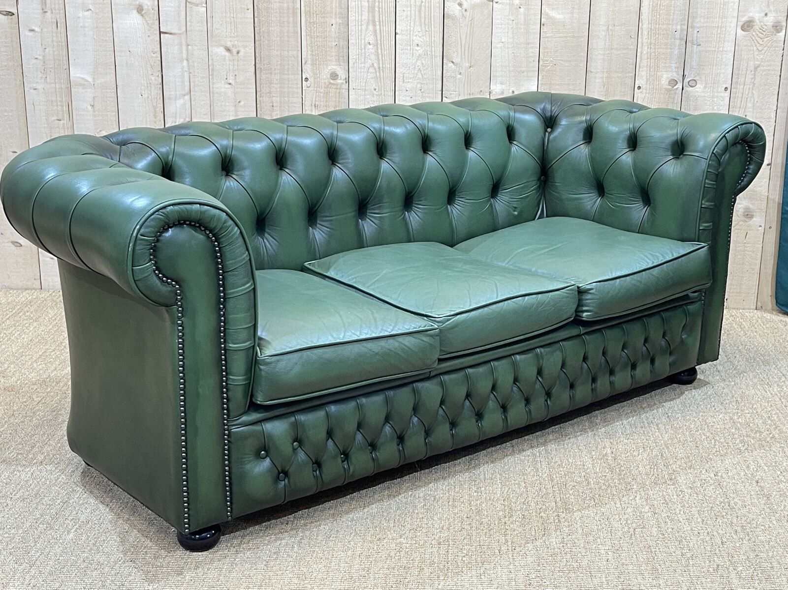Chesterfield sofa in green leather 3 places from the 80s