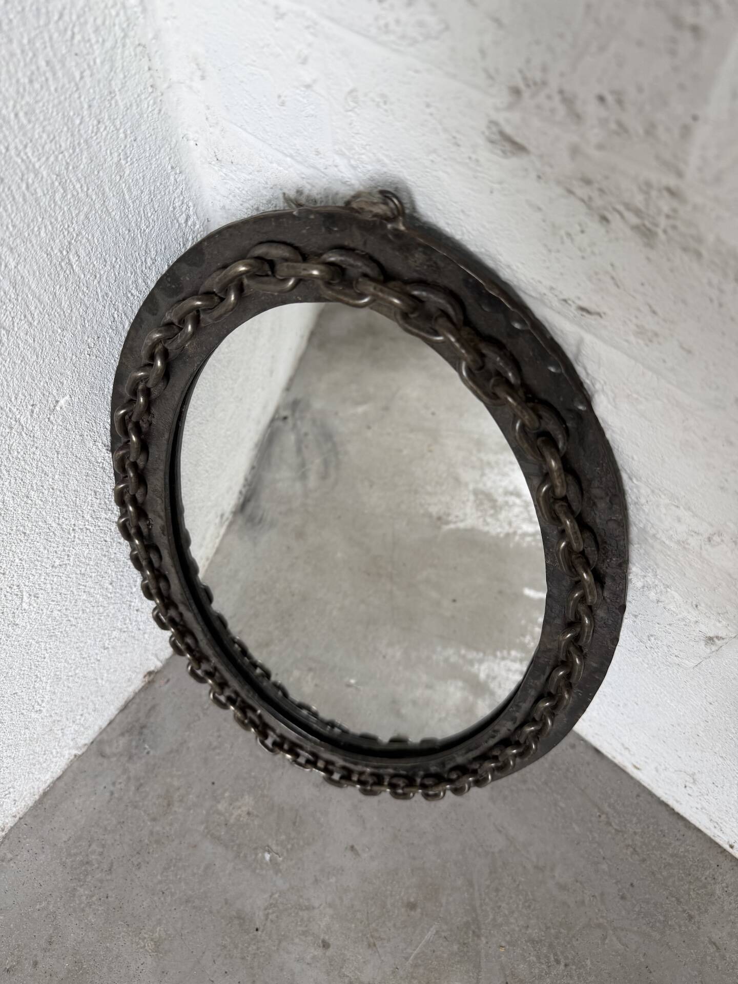 Miroir brutaliste ovale « chaine » 1950