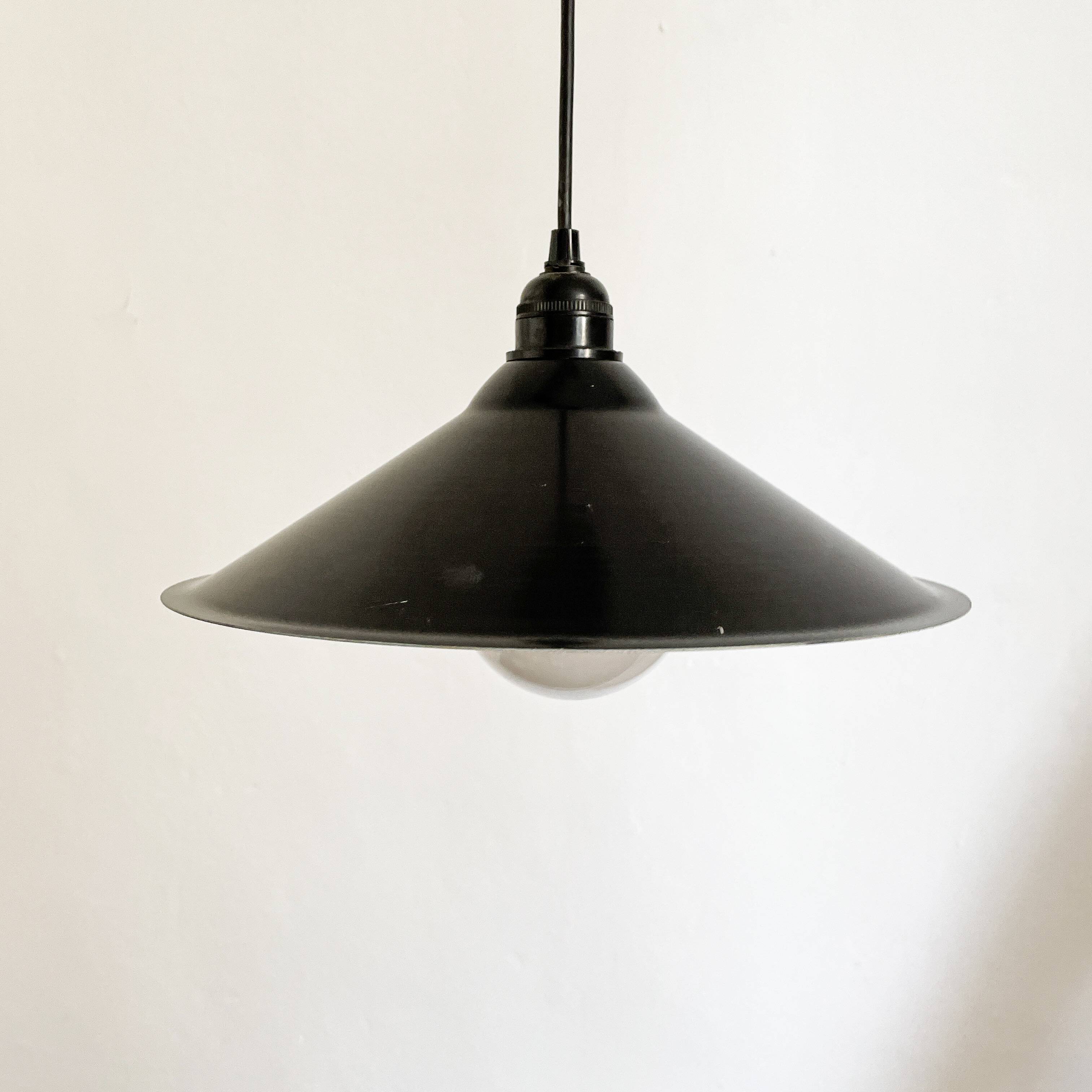 Suspension en métal noir