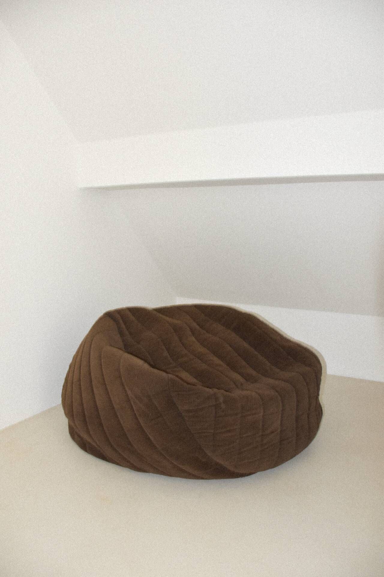 Pouf en velours marron