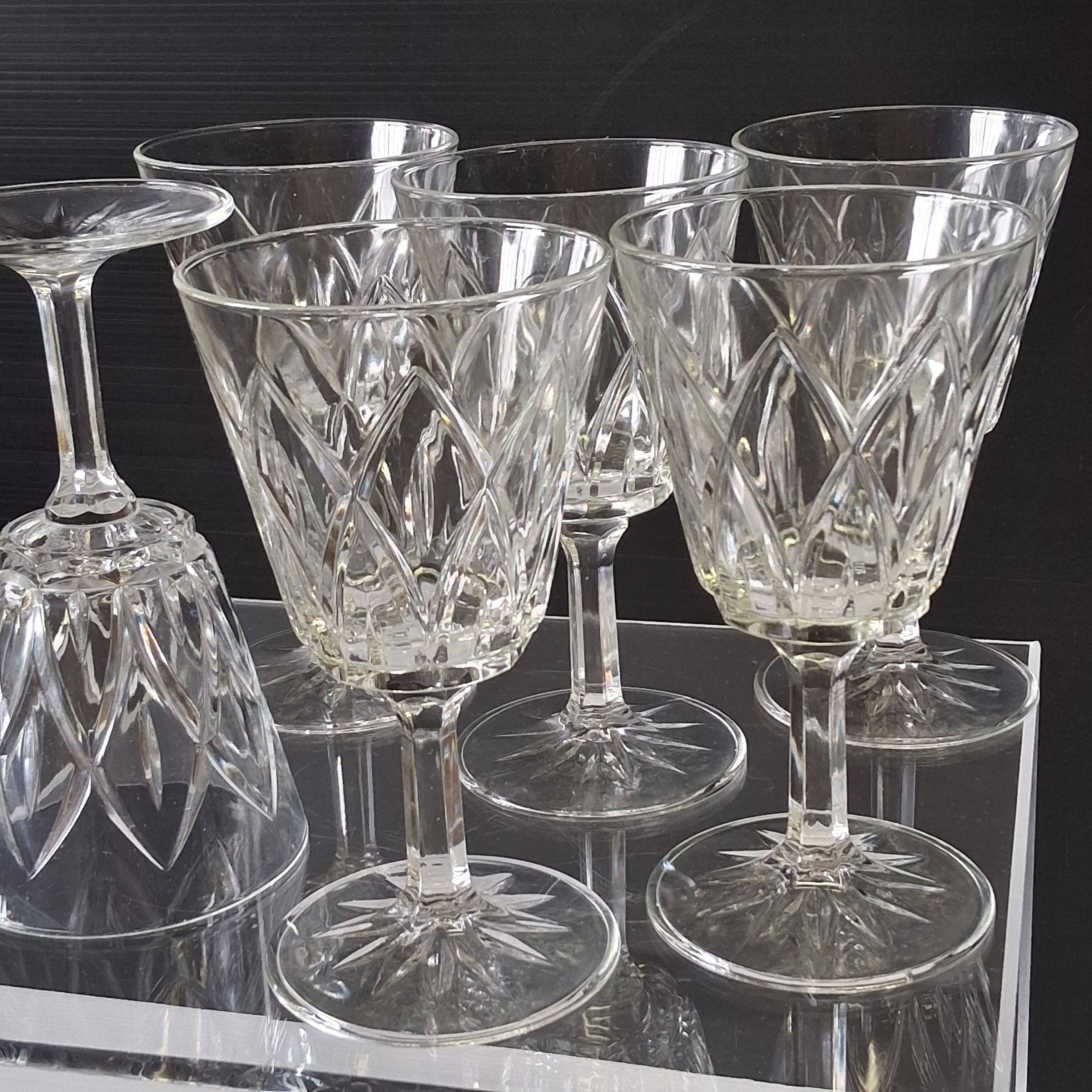 6 large wine glasses in semi-crystal from VMC in good condition.