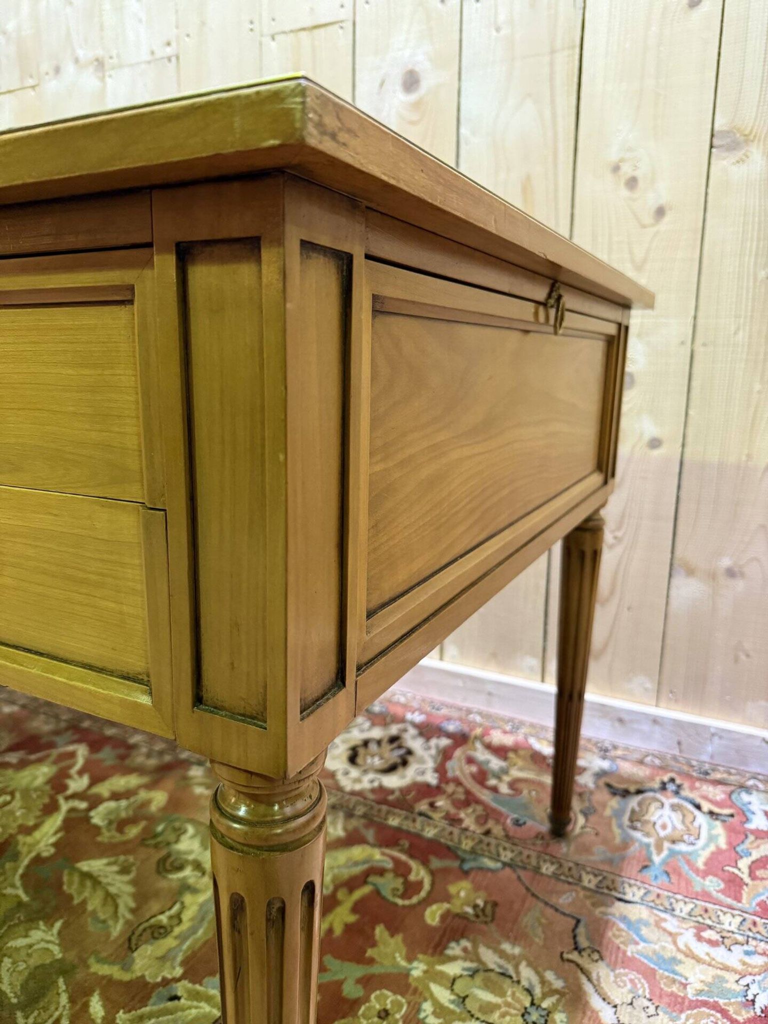 Bureau plat de style Louis XVI en merisier et cuir