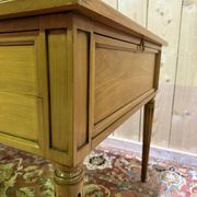 Bureau plat de style Louis XVI en merisier et cuir