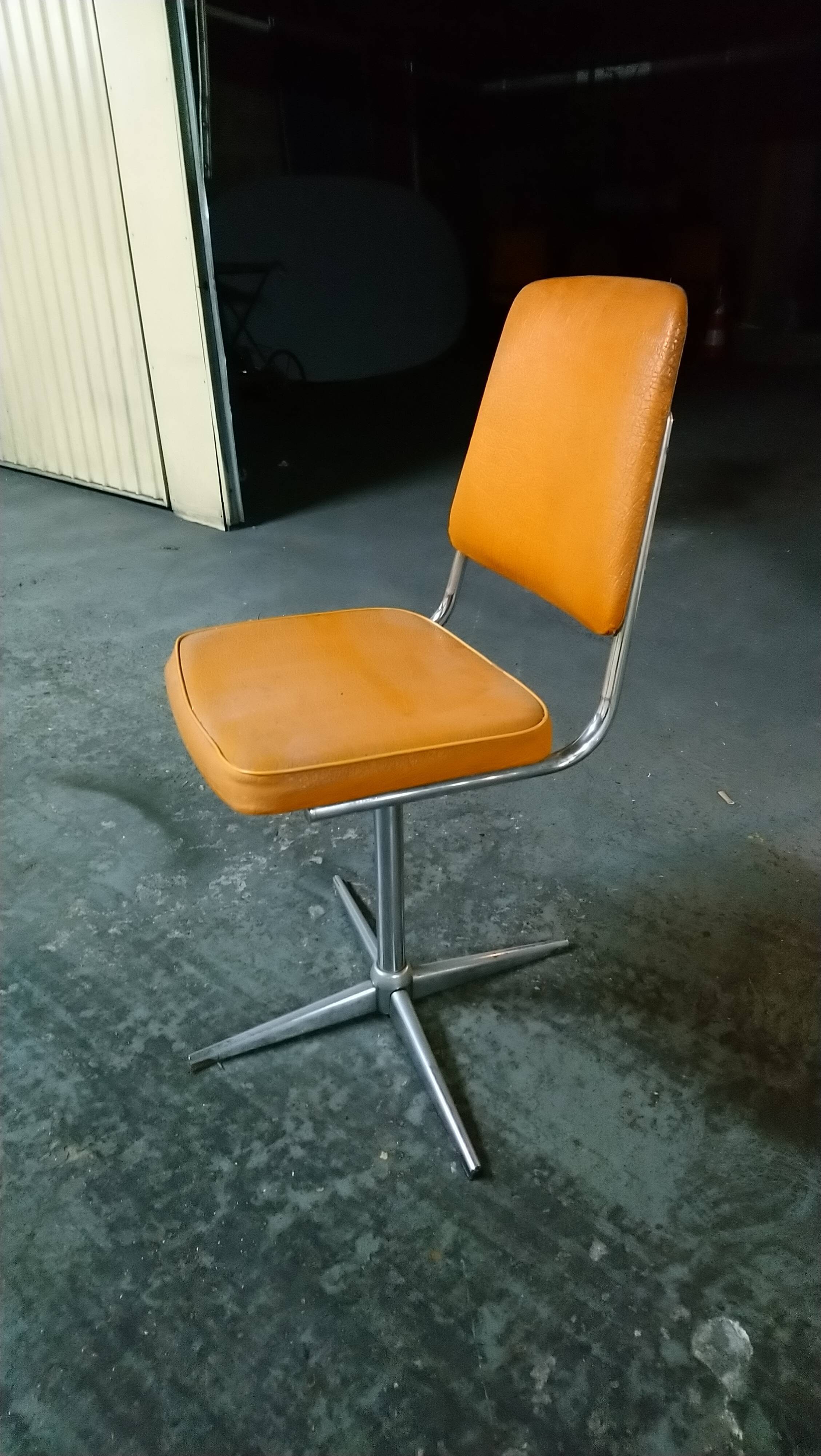 Lot of 4 1970s swivel chairs
