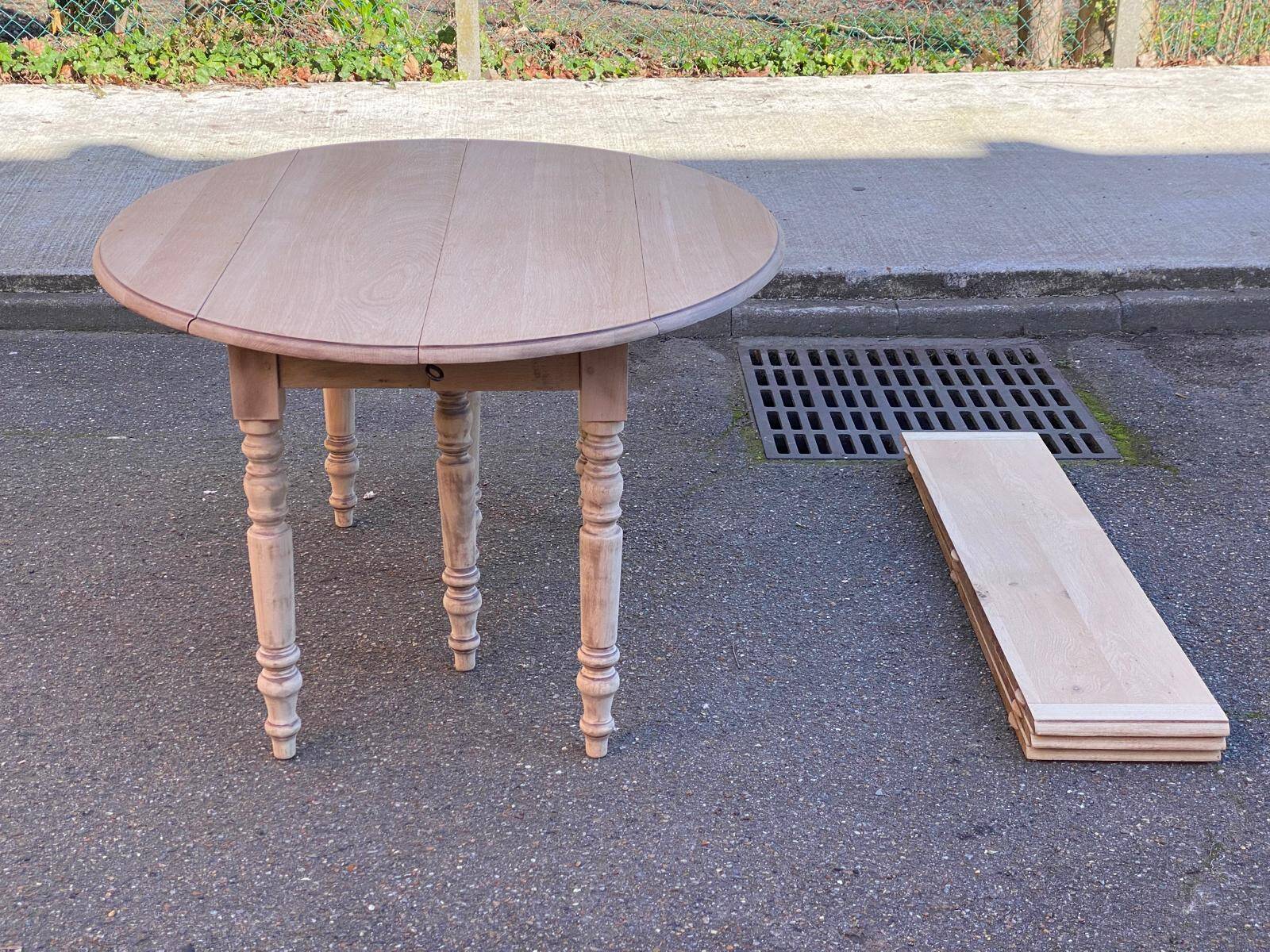 Louis Philippe round extendable dining table with renovated leaves and 4 extensions.