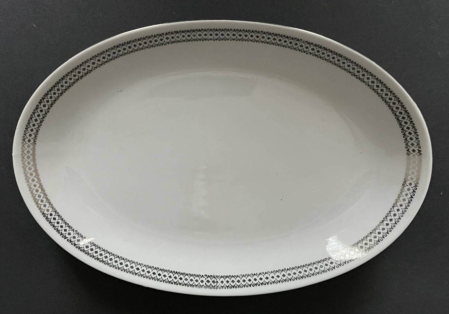 2 oval porcelain dishes