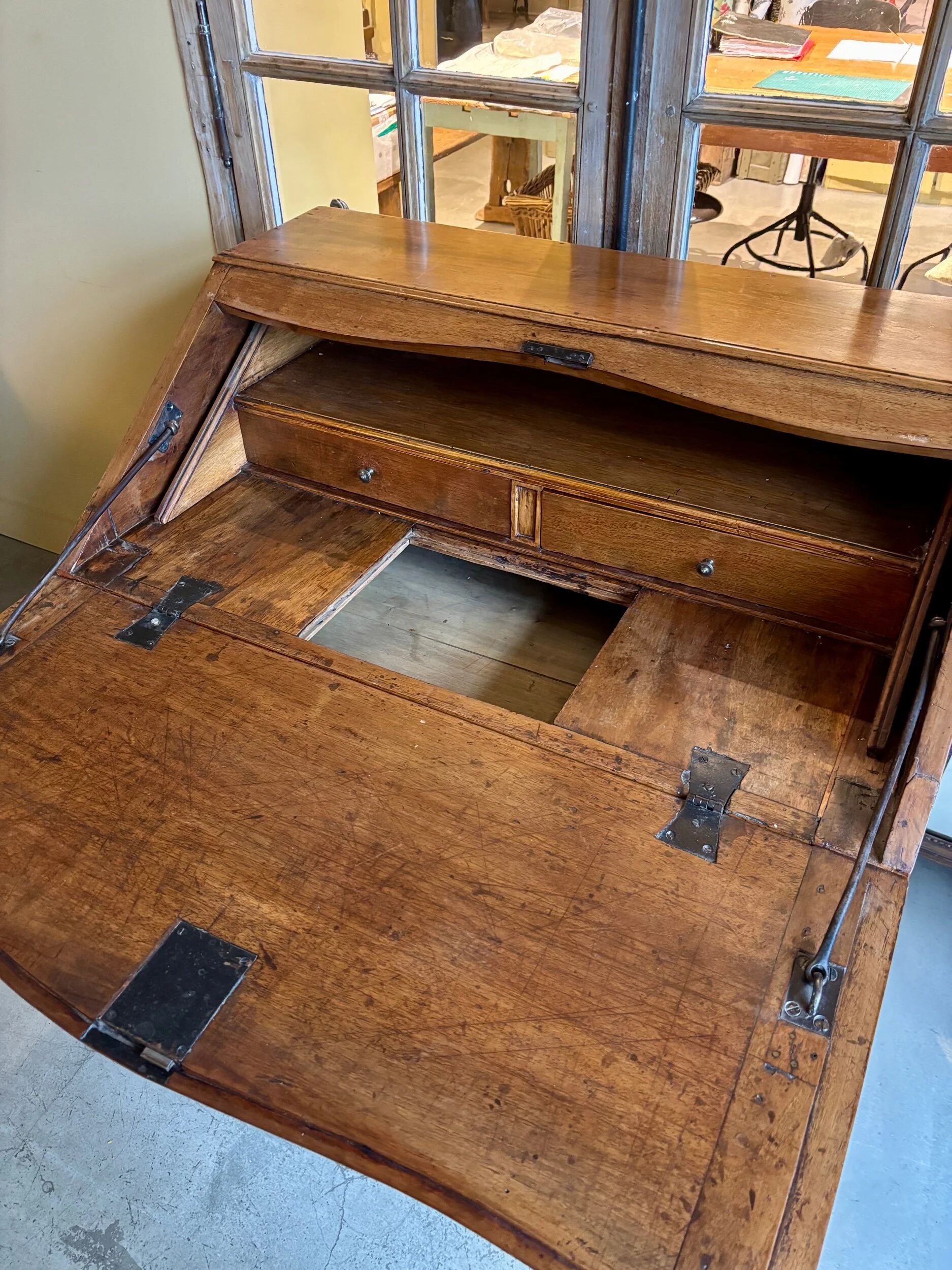 Secretary, sloped desk in walnut, 18th century ☐ 97.5 x 62 cm